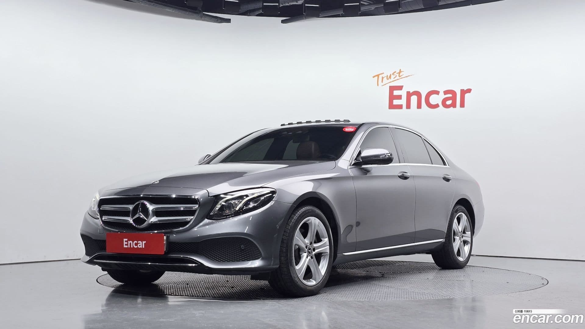 Main__Slider__Photo:E-Class Mercedes-Benz 2018.5-0