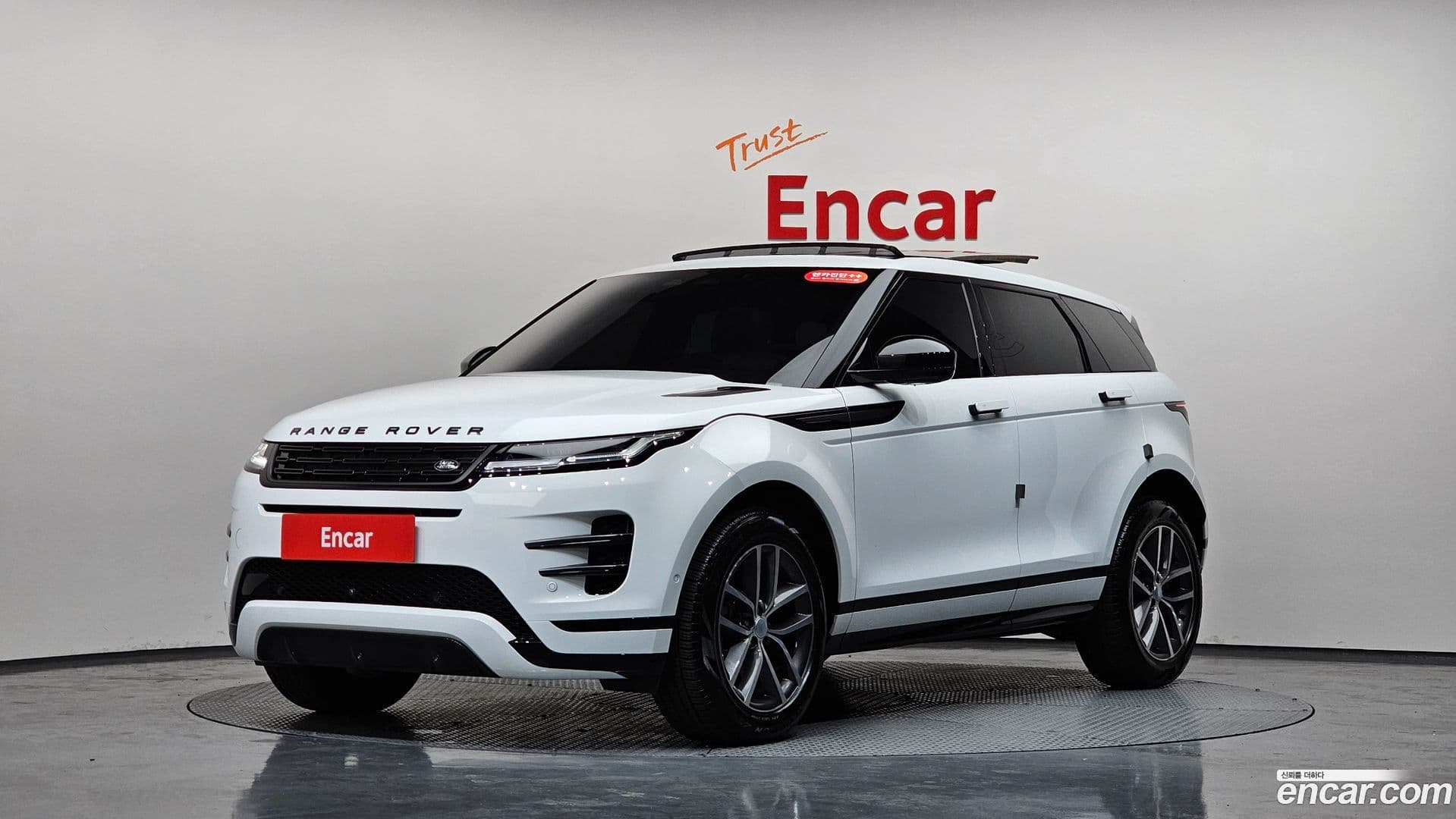 Main__Slider__Photo:Range Rover Evoque Land Rover 2025.5-0
