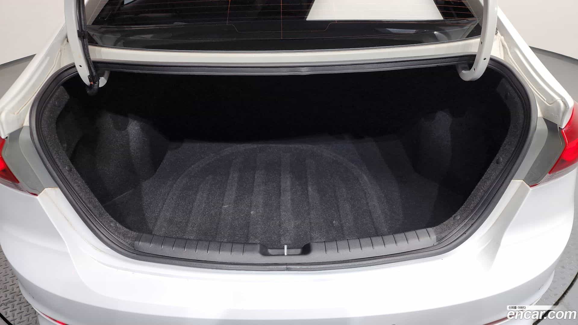 AVANTE Hyundai 2018.5-OPTION-024