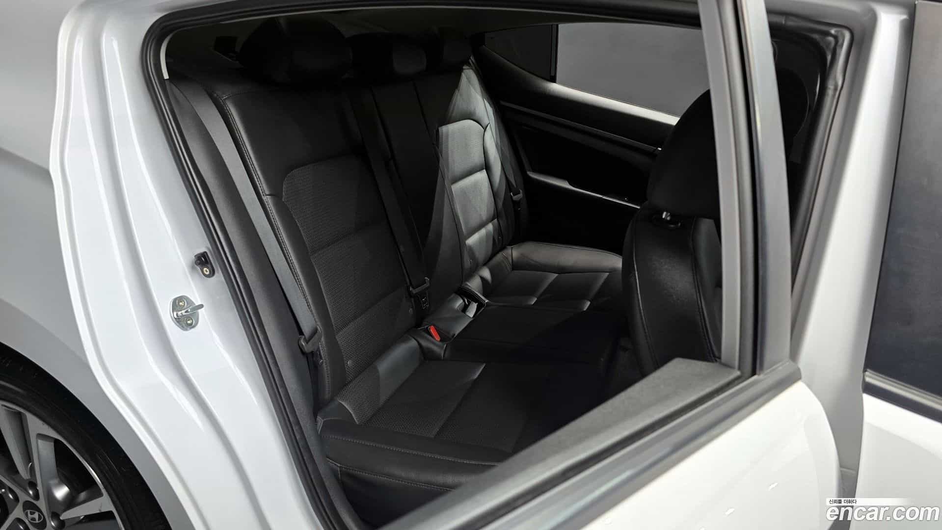 AVANTE Hyundai 2017.9-OPTION-016