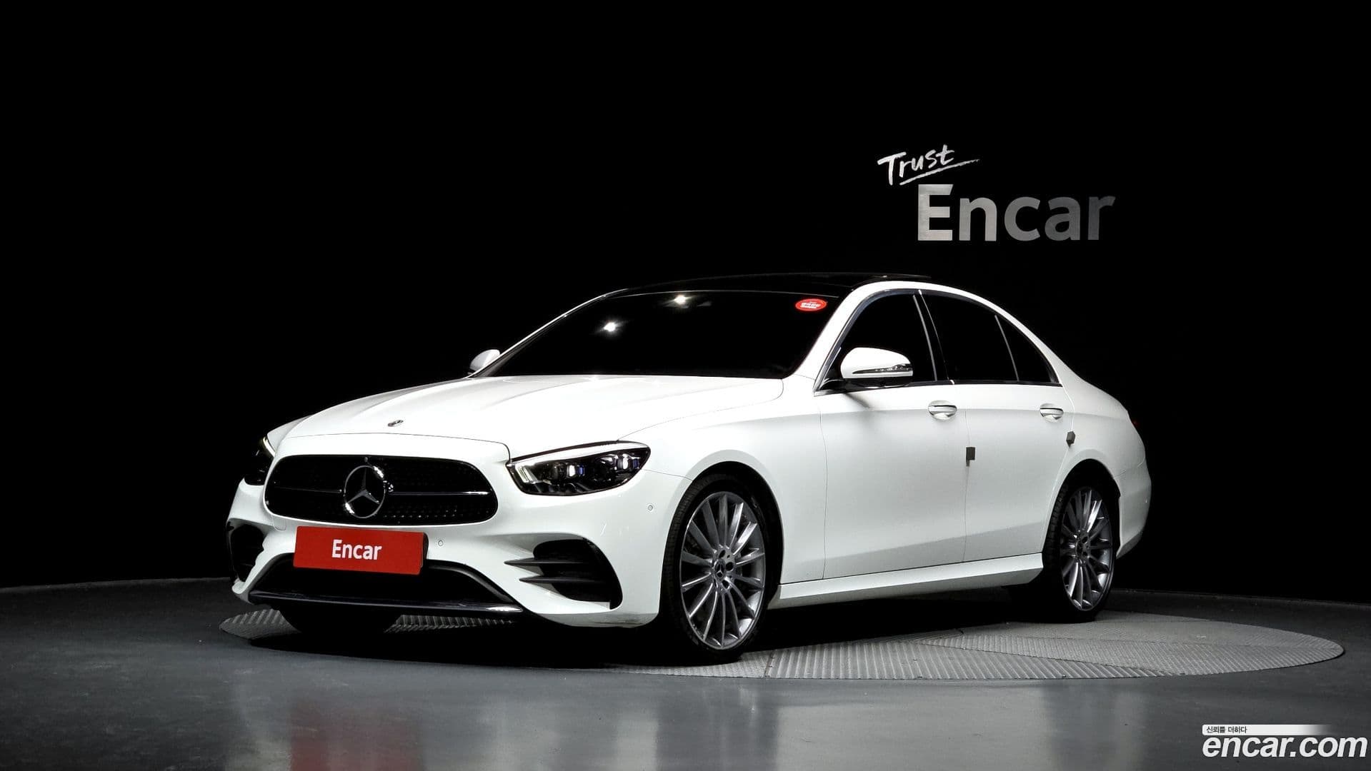 Main__Slider__Photo:E-Class Mercedes-Benz 2022.3-0