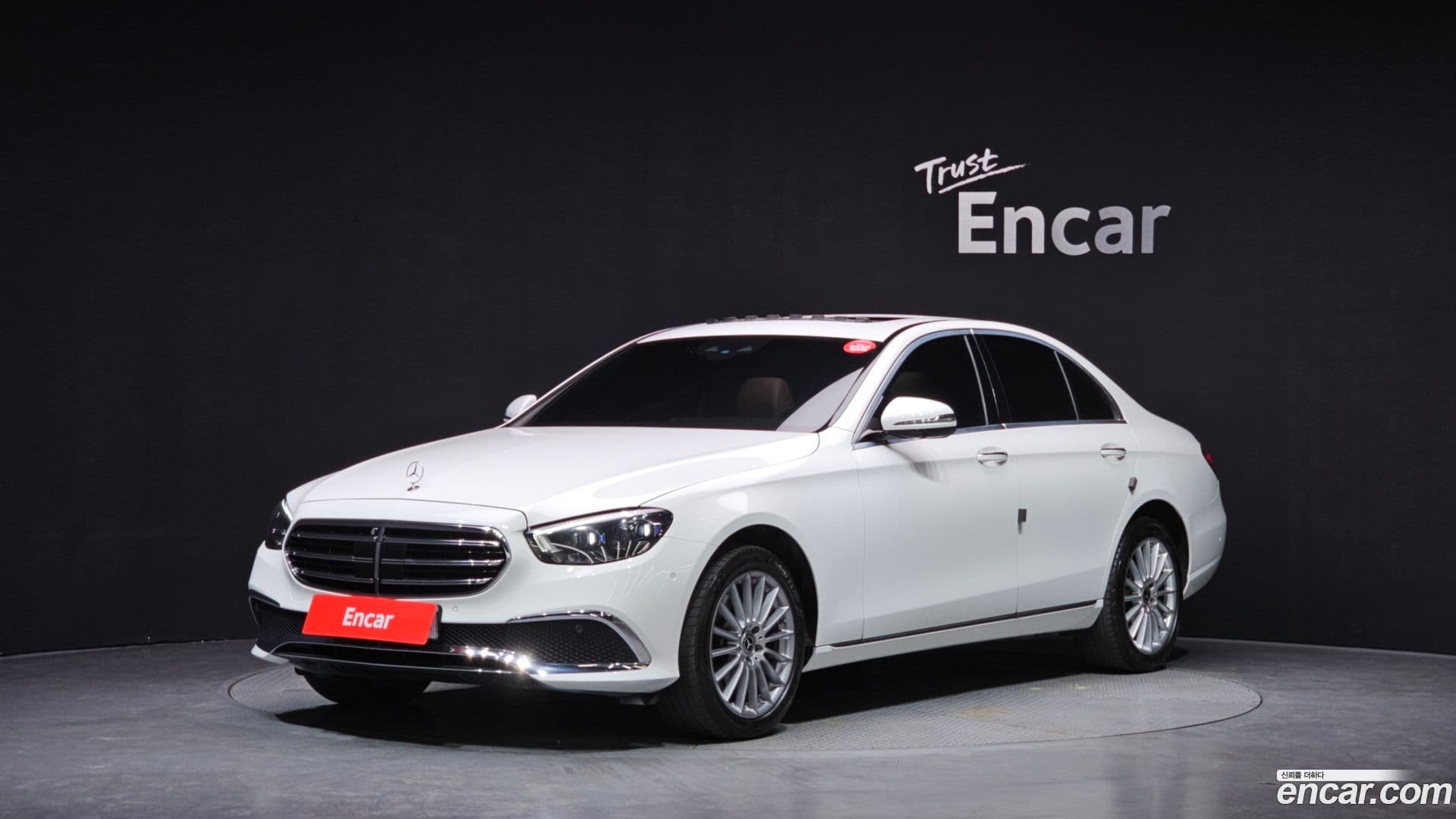 Main__Slider__Photo:E-Class Mercedes-Benz 2021.11-0