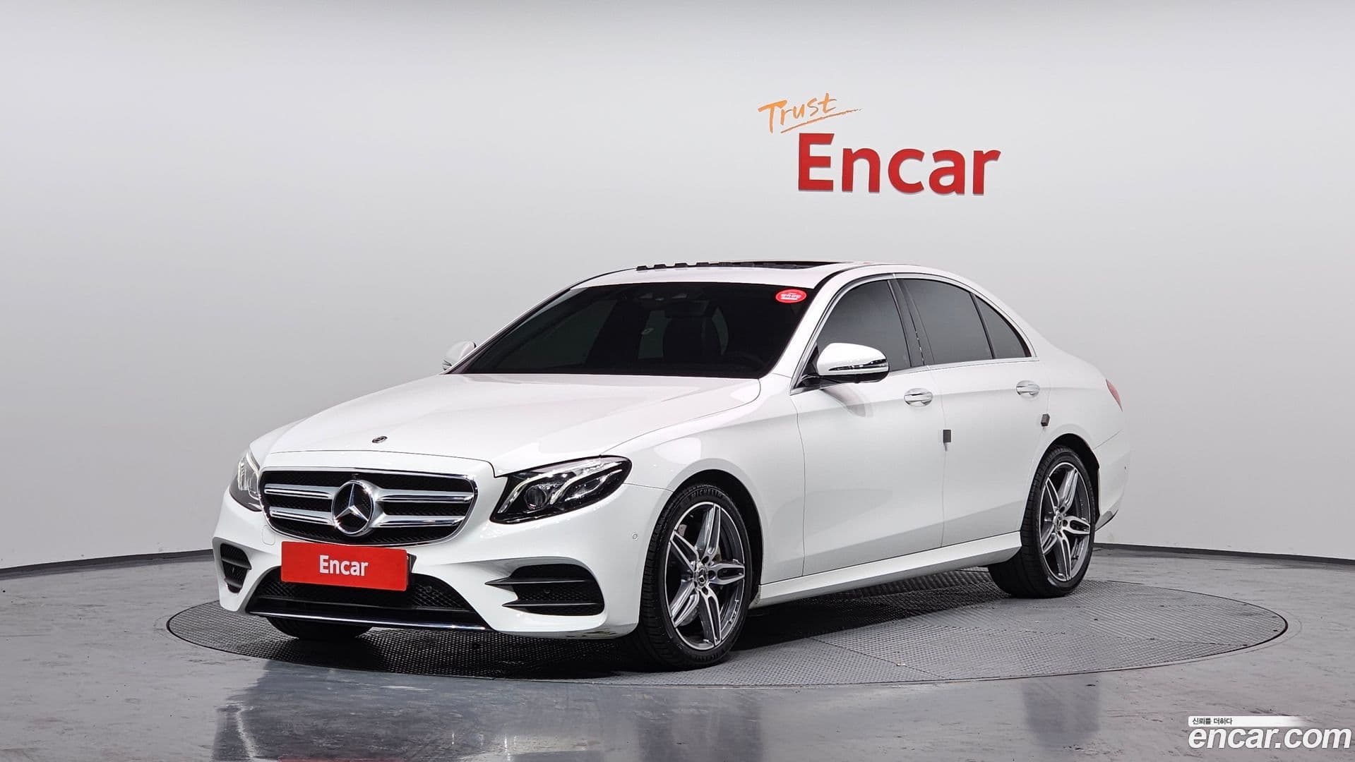 Main__Slider__Photo:E-Class Mercedes-Benz 2019.0-0