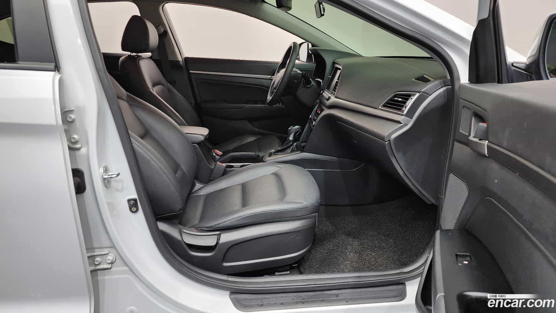 AVANTE Hyundai 2018.6-OPTION-015