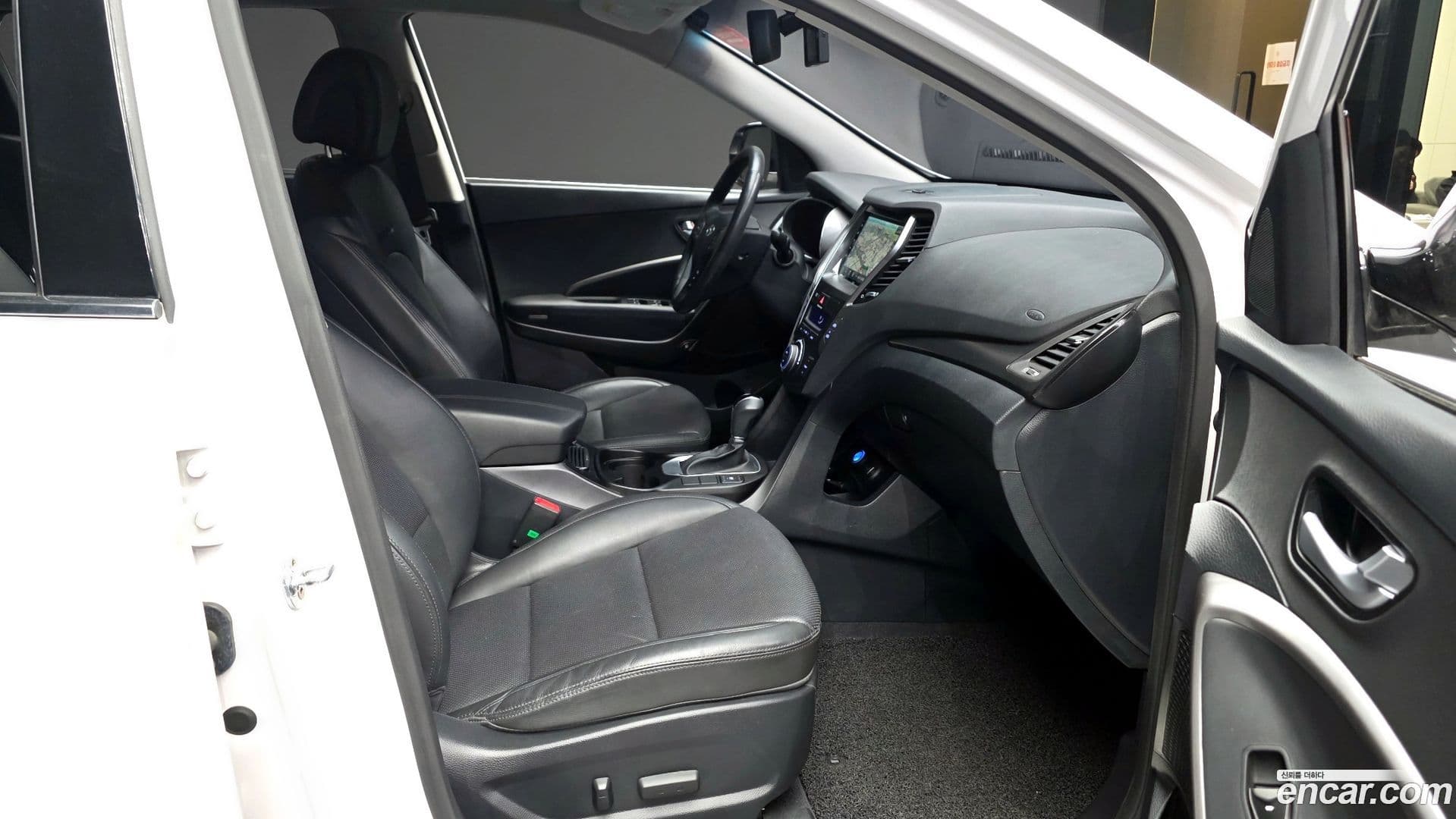 Main__Slider__Photo:Santafe Hyundai 2016.1-11