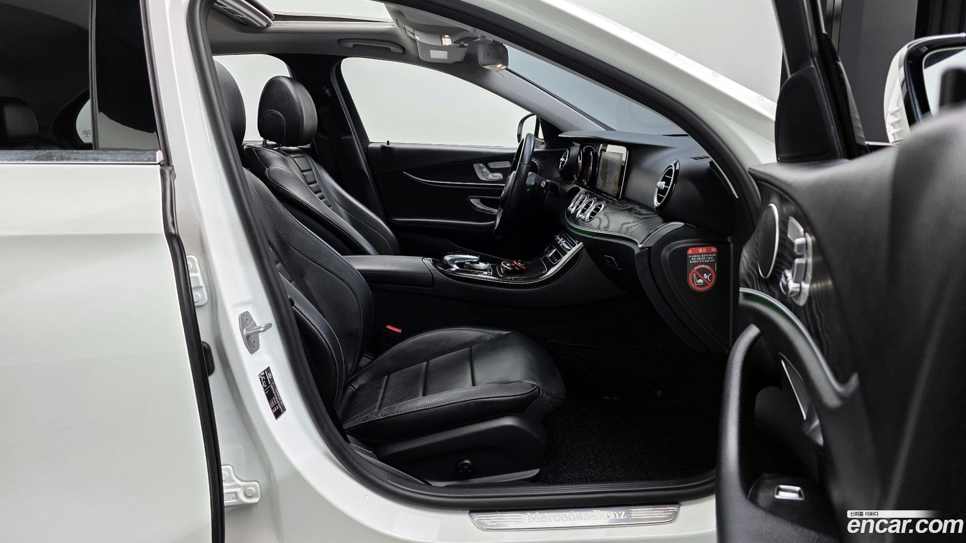 Main__Slider__Photo:E-Class Mercedes-Benz 2017.6-11