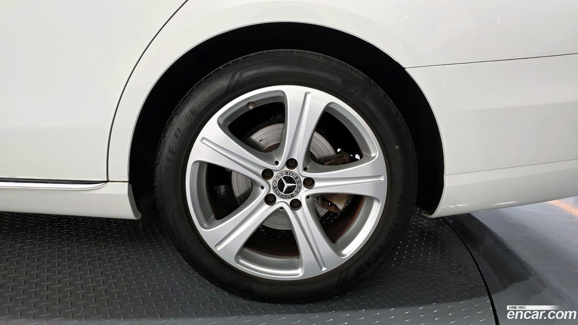 Main__Slider__Photo:E-Class Mercedes-Benz 2017.6-21