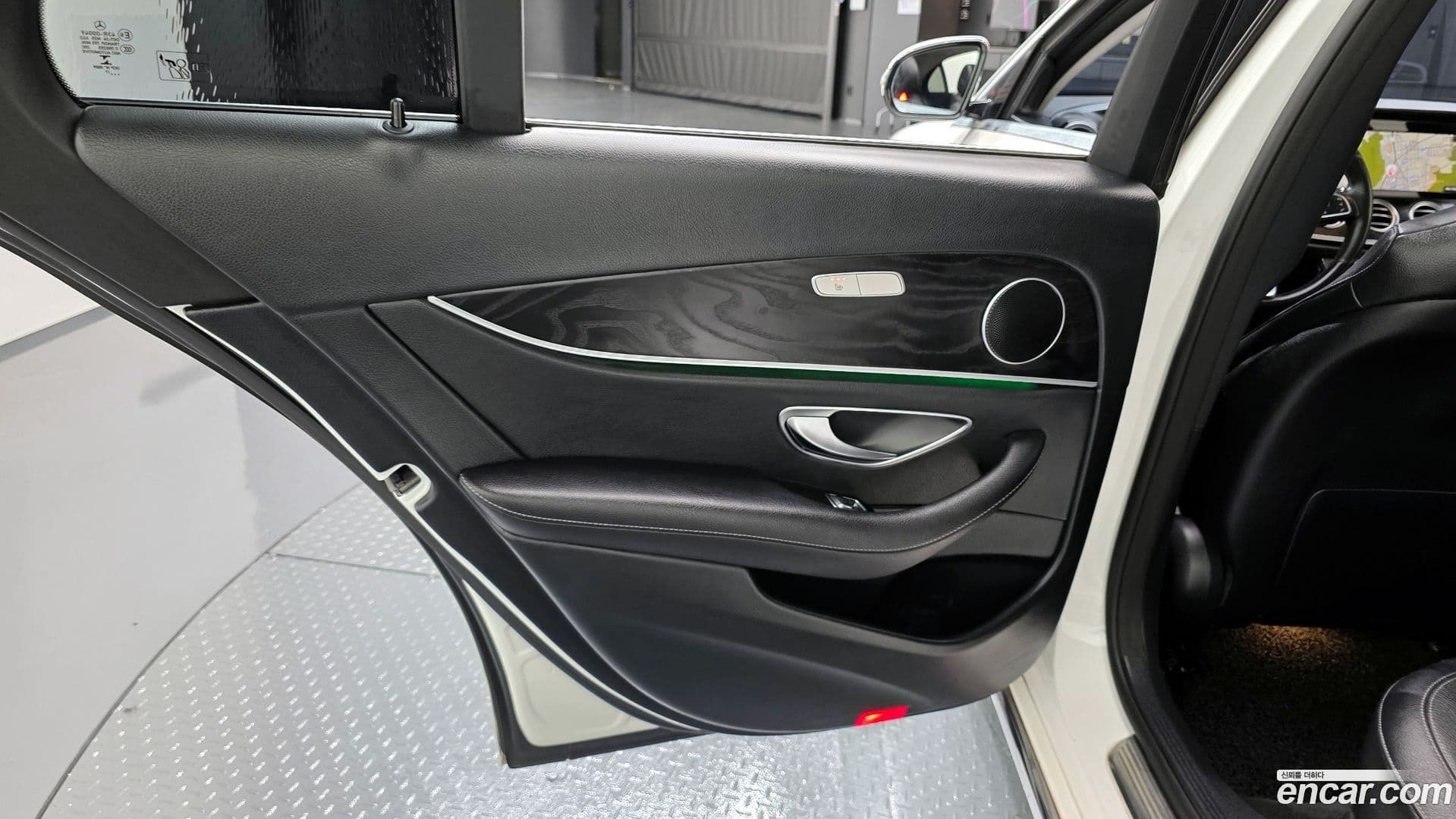 Main__Slider__Photo:E-Class Mercedes-Benz 2017.6-25