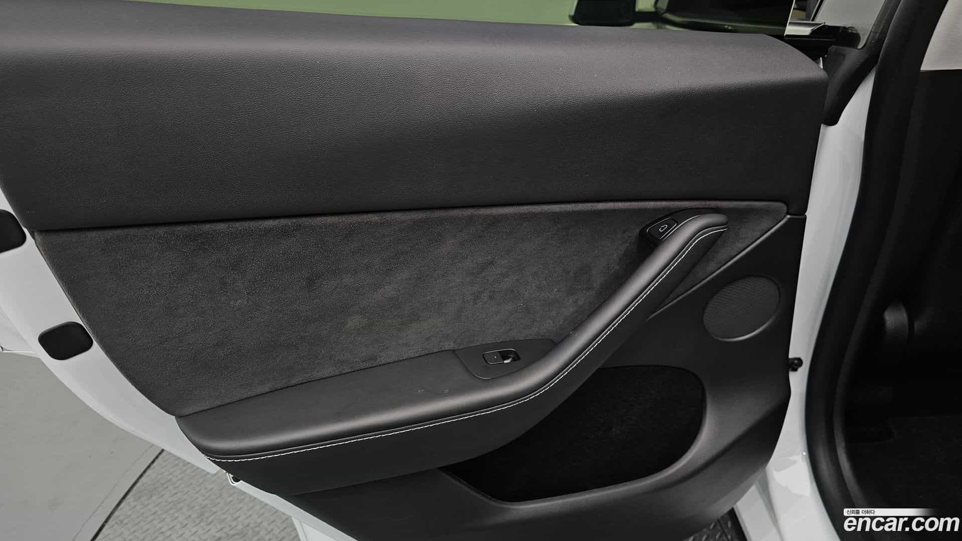 Model Y Tesla 2023.9-INNER-035
