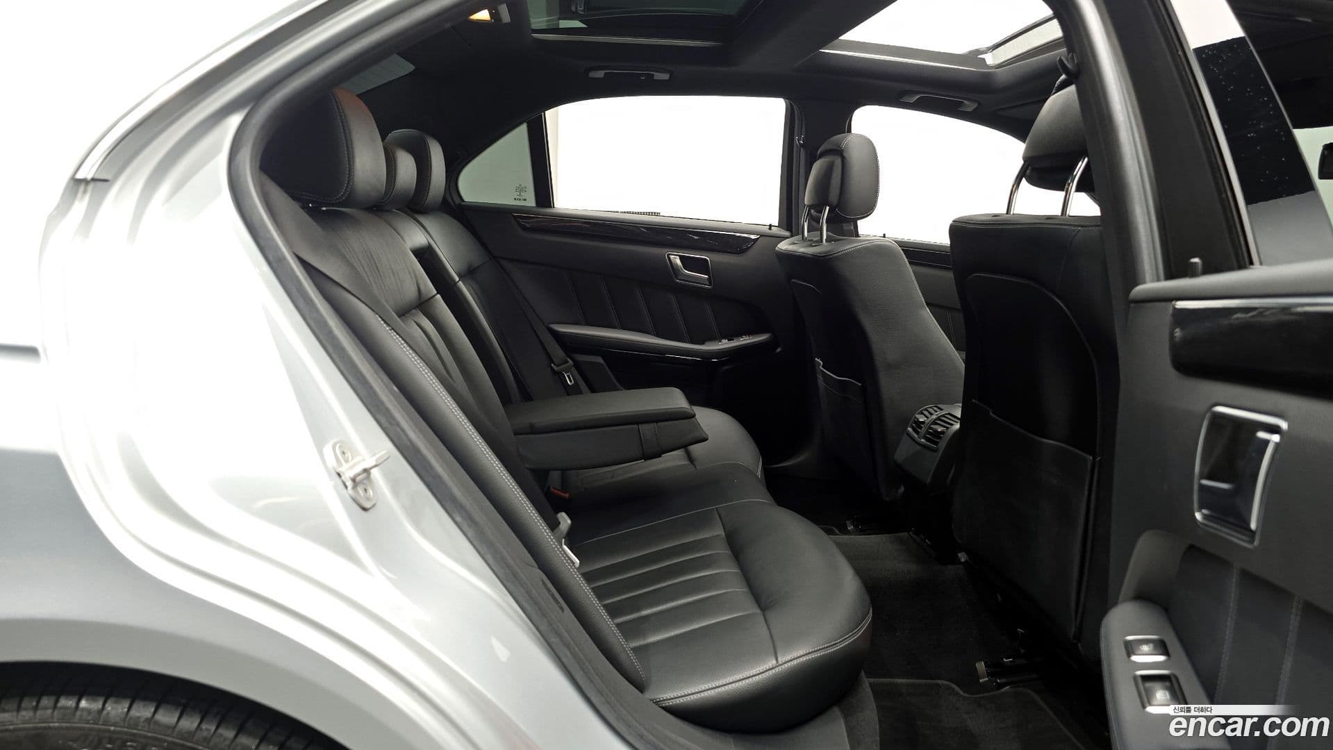 Main__Slider__Photo:E-Class Mercedes-Benz 2015.6-11