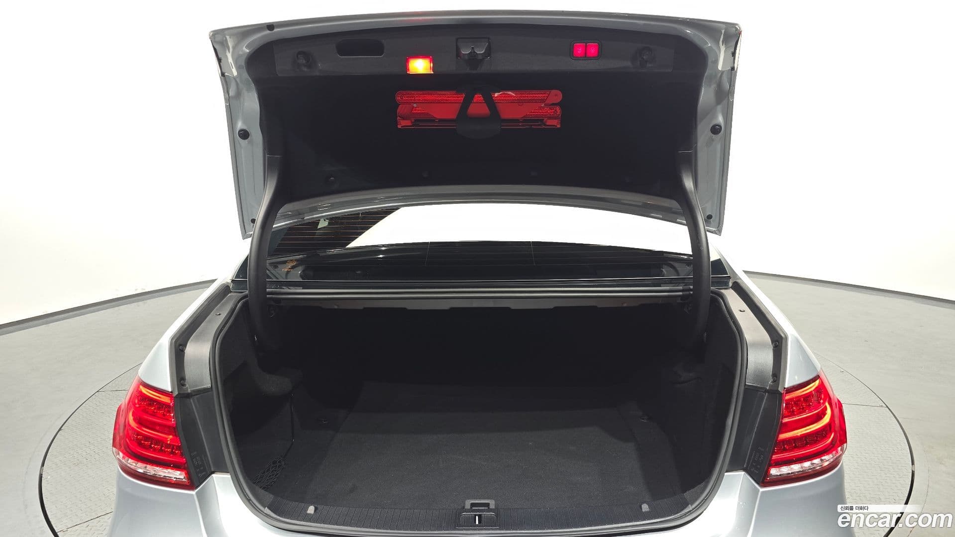 Main__Slider__Photo:E-Class Mercedes-Benz 2015.6-26