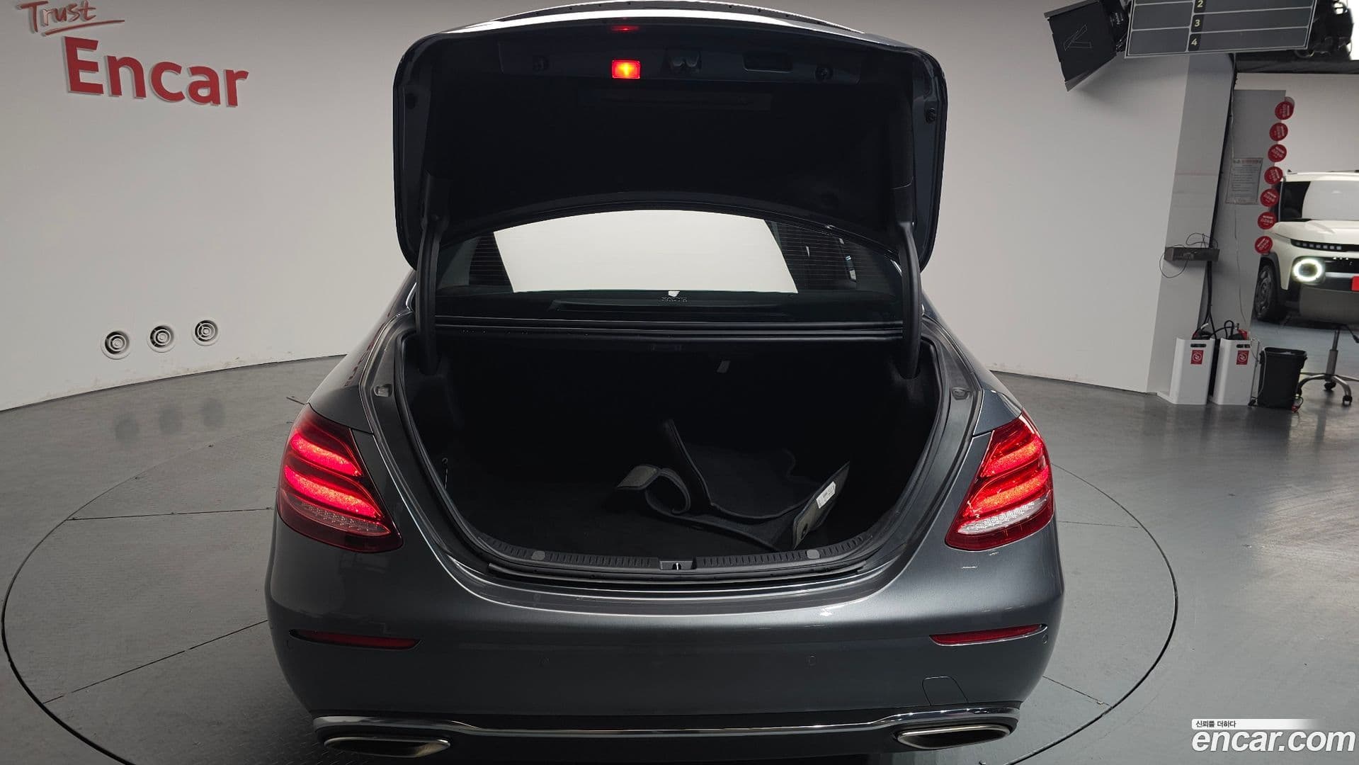 Main__Slider__Photo:E-Class Mercedes-Benz 2018.4-20