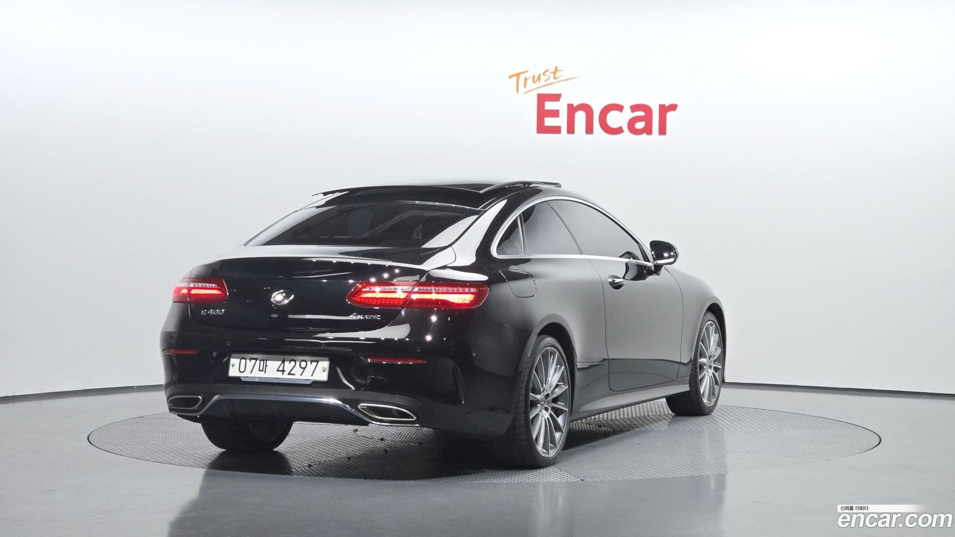 Main__Slider__Photo:E-Class Mercedes-Benz 2017.8-1