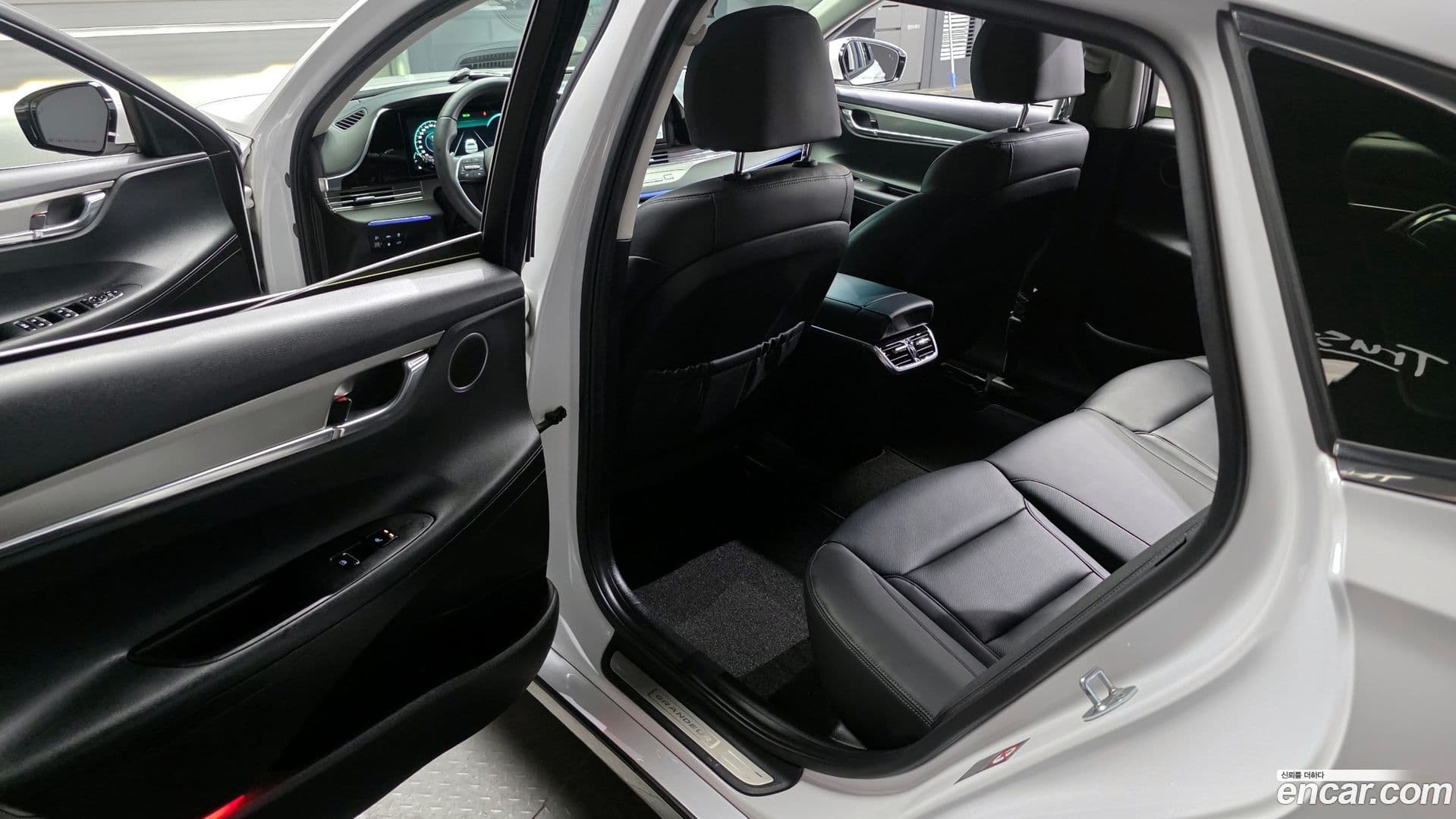 Main__Slider__Photo:Grandeur Hyundai 2022.2-25