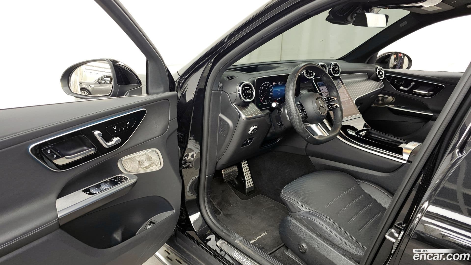 Main__Slider__Photo:GLC-Class Mercedes-Benz 2023.10-9