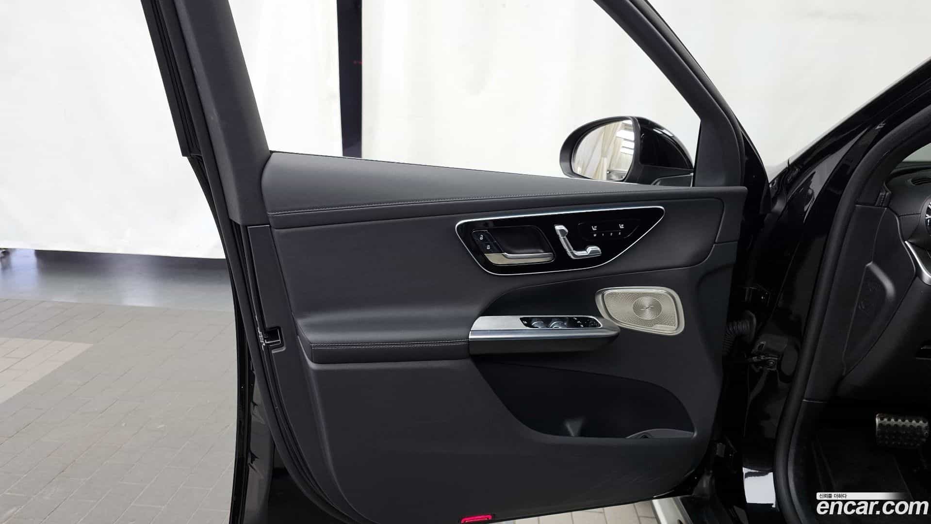 GLC-Class Mercedes-Benz 2023.10-INNER-034