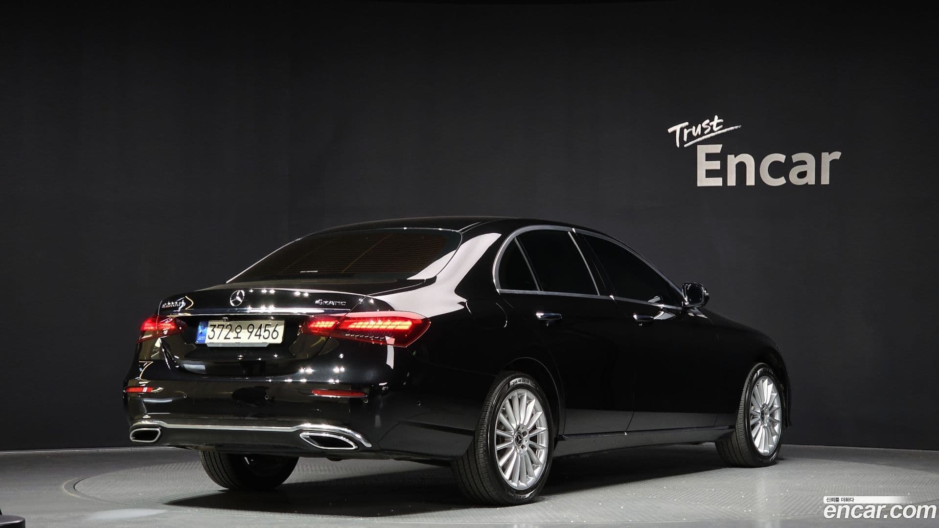 Main__Slider__Photo:E-Class Mercedes-Benz 2022.11-1