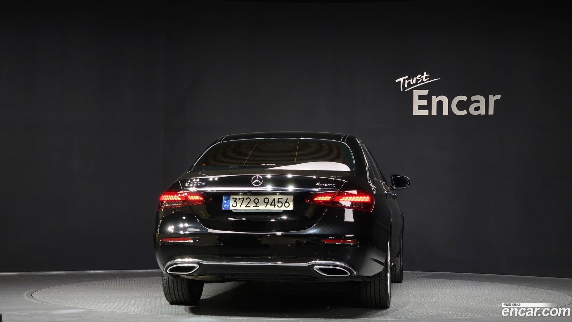 Main__Slider__Photo:E-Class Mercedes-Benz 2022.11-3