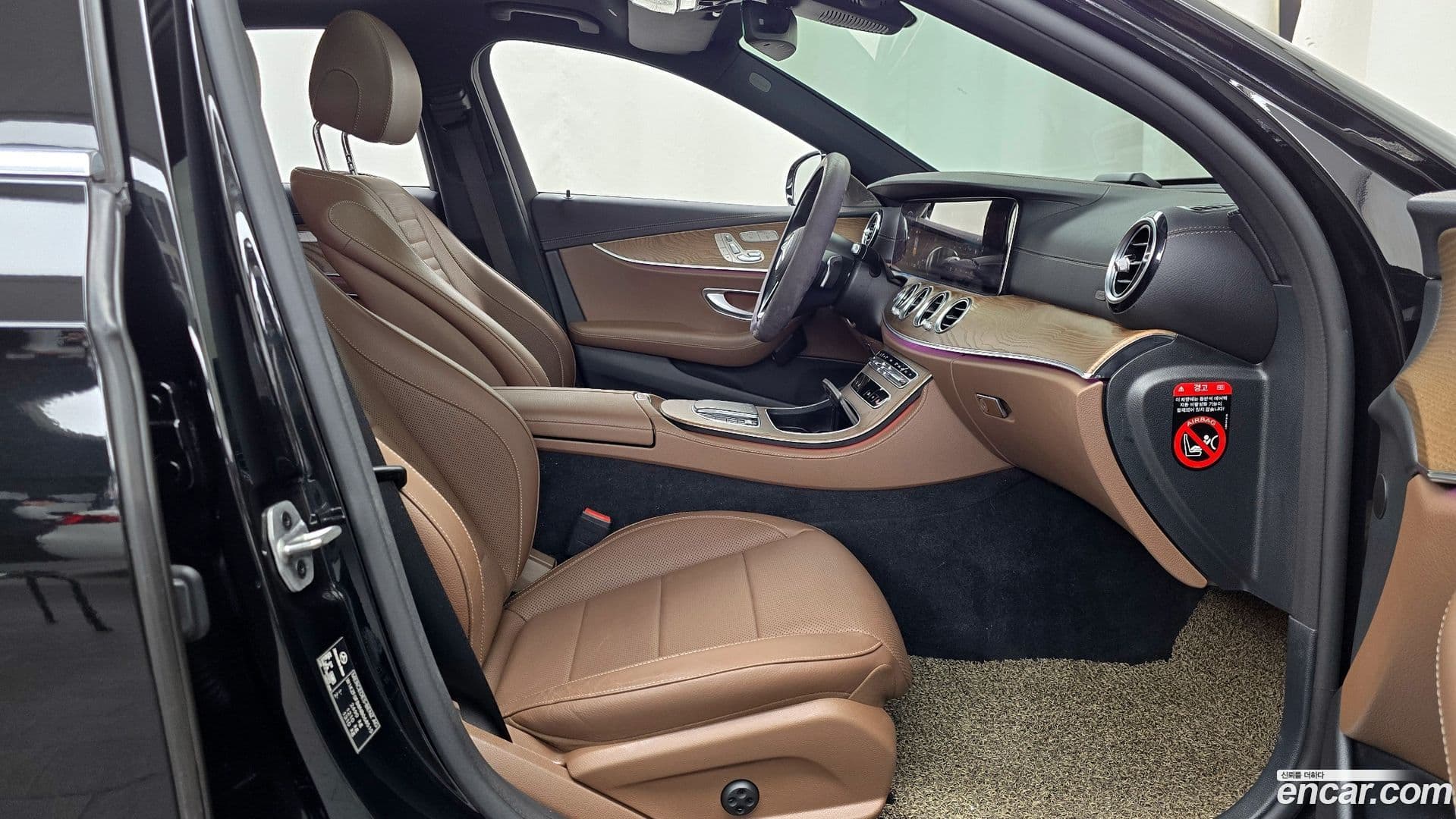 Main__Slider__Photo:E-Class Mercedes-Benz 2022.11-10