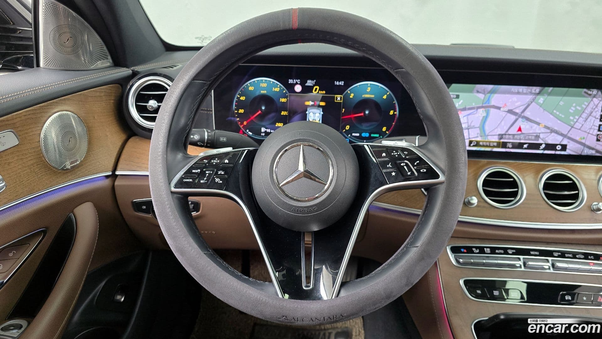 Main__Slider__Photo:E-Class Mercedes-Benz 2022.11-12