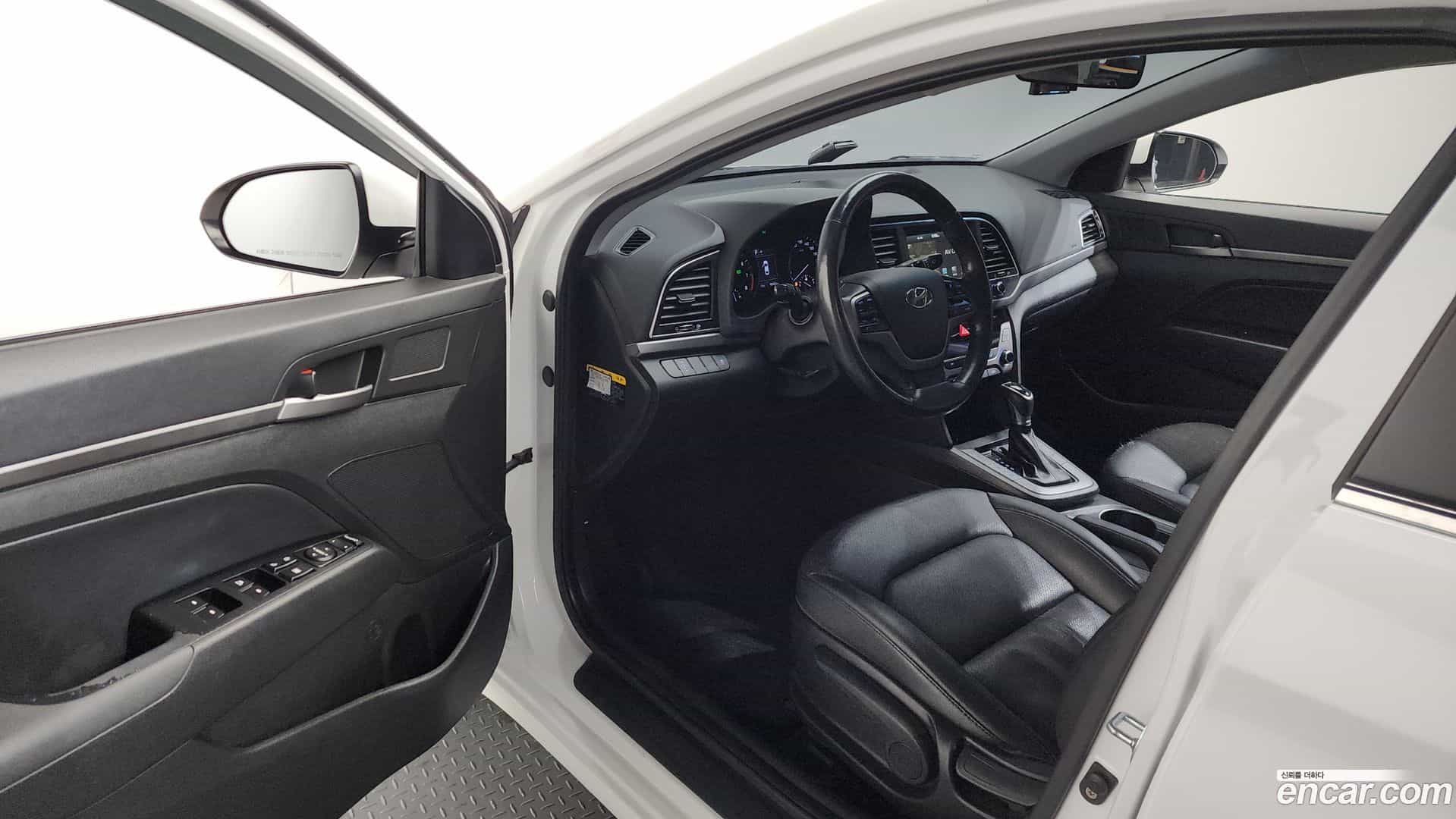 AVANTE Hyundai 2016.1-INNER-010