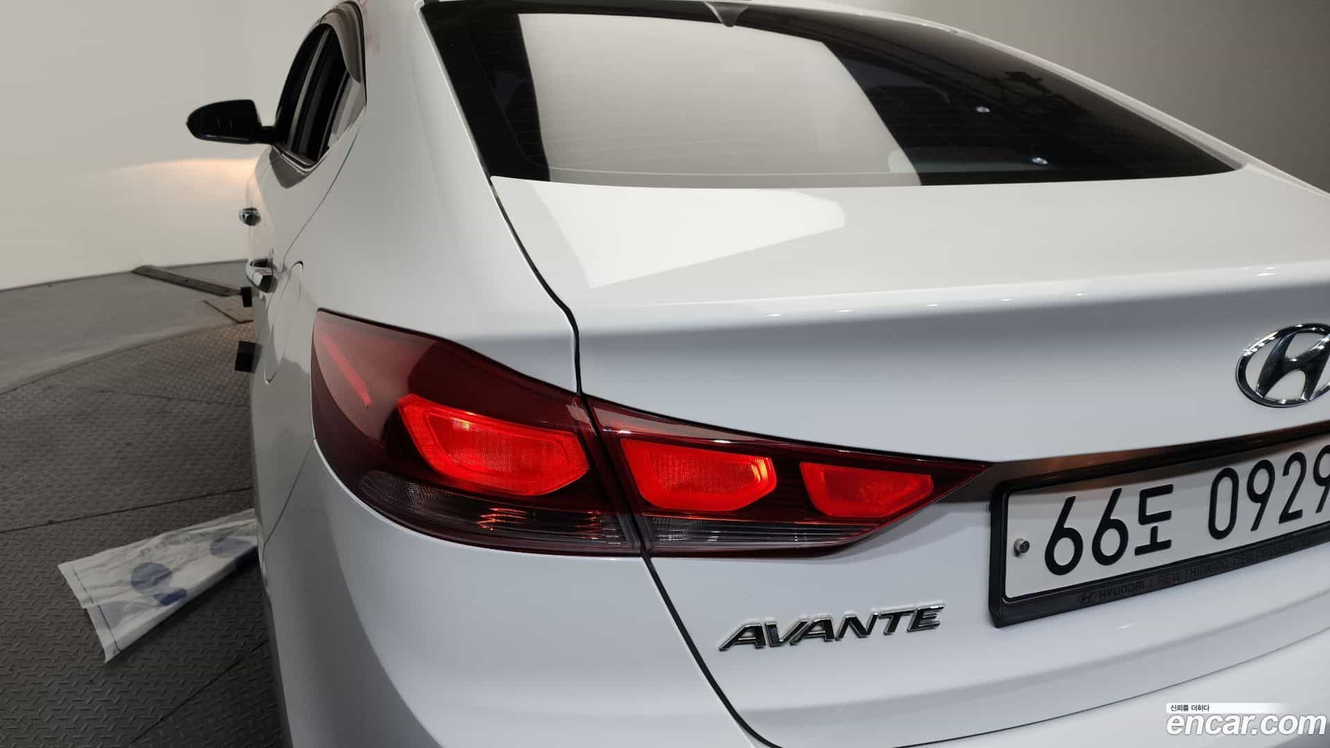 AVANTE Hyundai 2016.1-OUTER-033