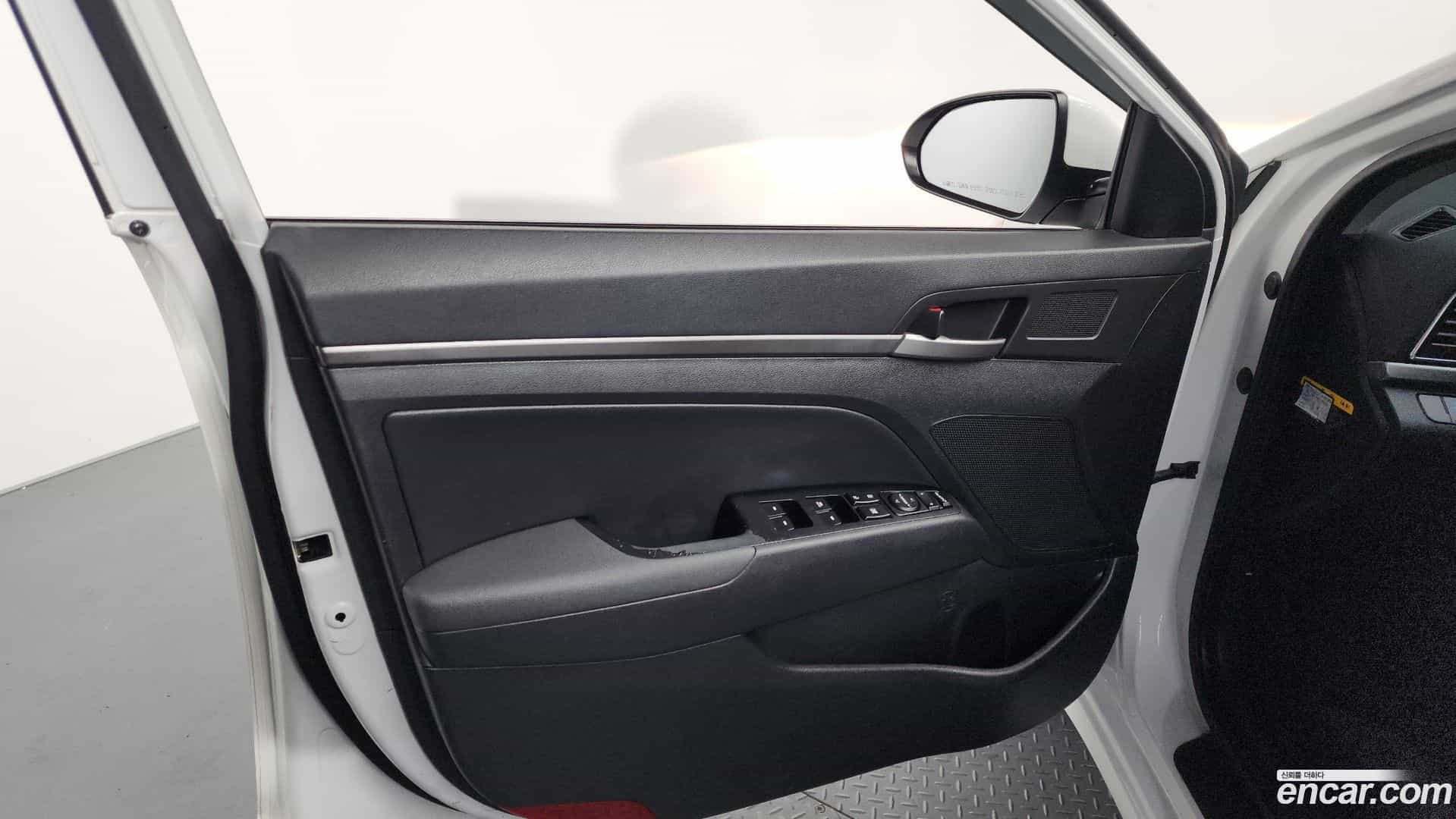 AVANTE Hyundai 2016.1-INNER-034