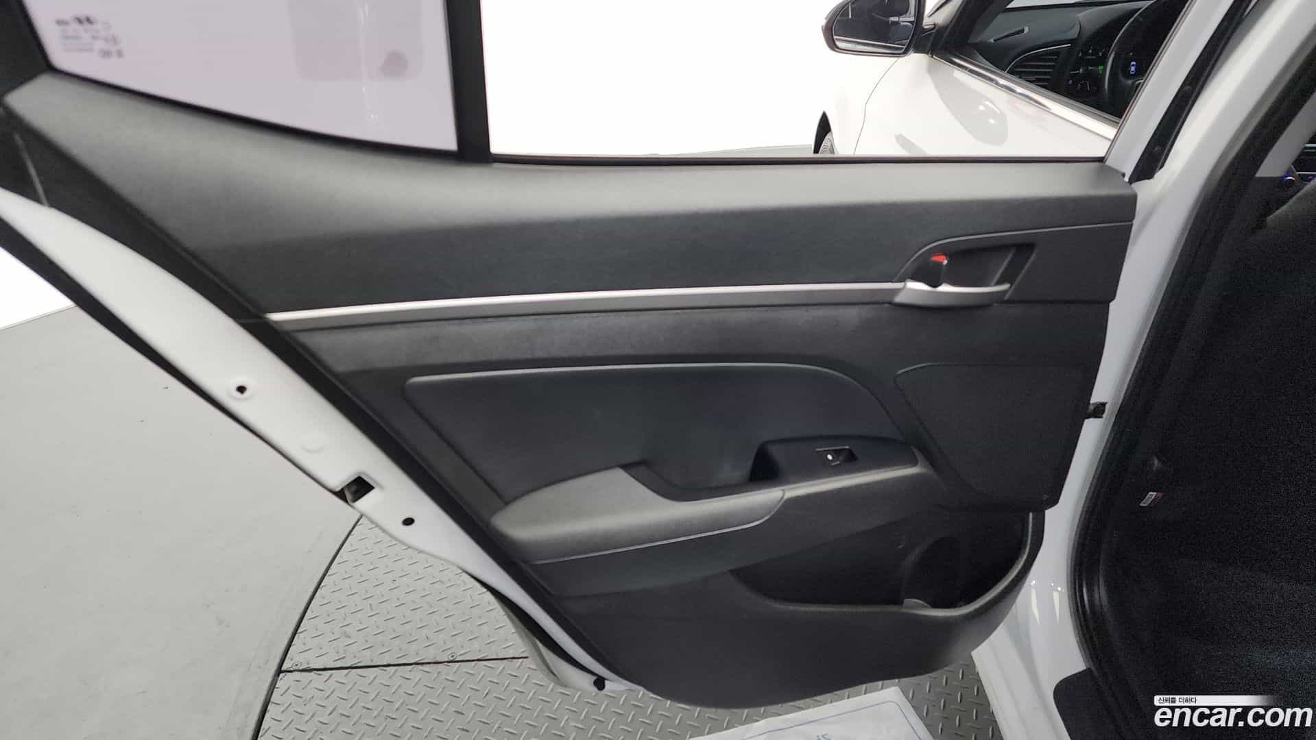 AVANTE Hyundai 2016.1-INNER-035