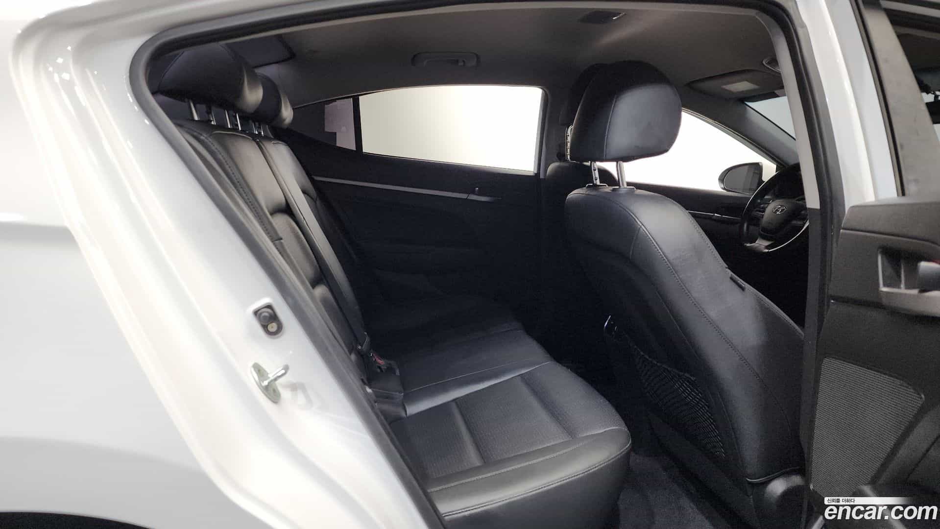 AVANTE Hyundai 2016.1-INNER-036