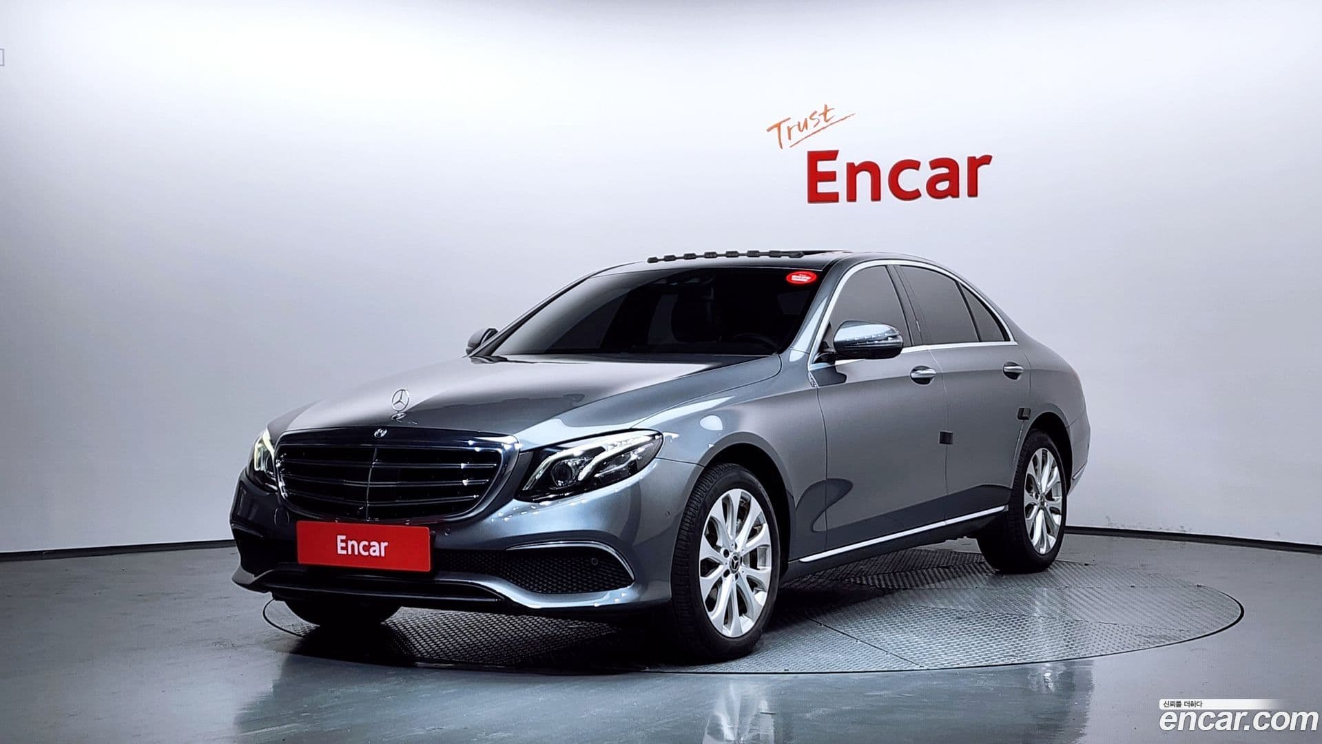 Main__Slider__Photo:E-Class Mercedes-Benz 2020.5-0