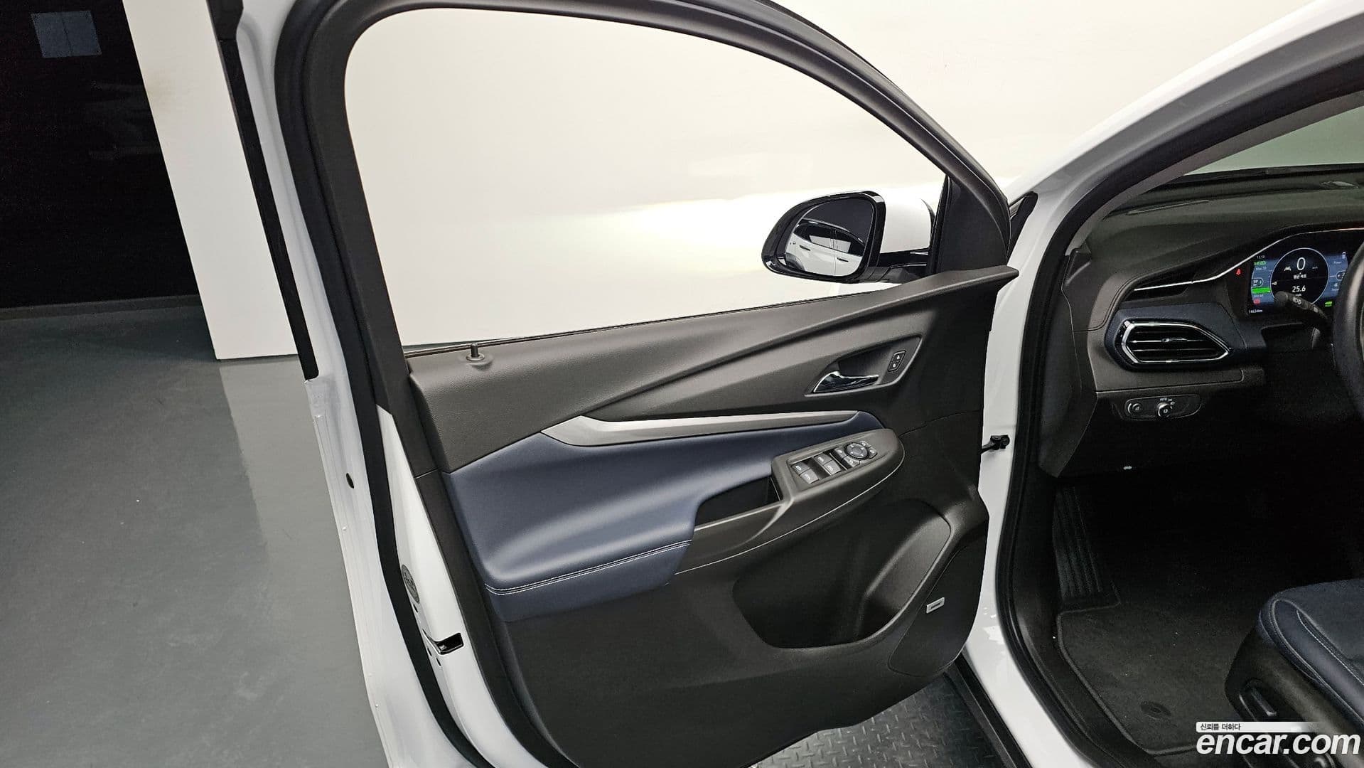 Main__Slider__Photo:볼트 EUV Chevrolet 2022.11-23