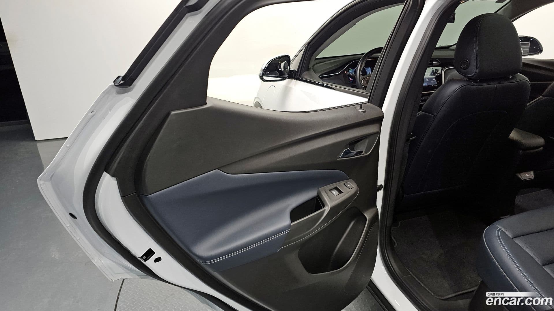 Main__Slider__Photo:볼트 EUV Chevrolet 2022.11-24