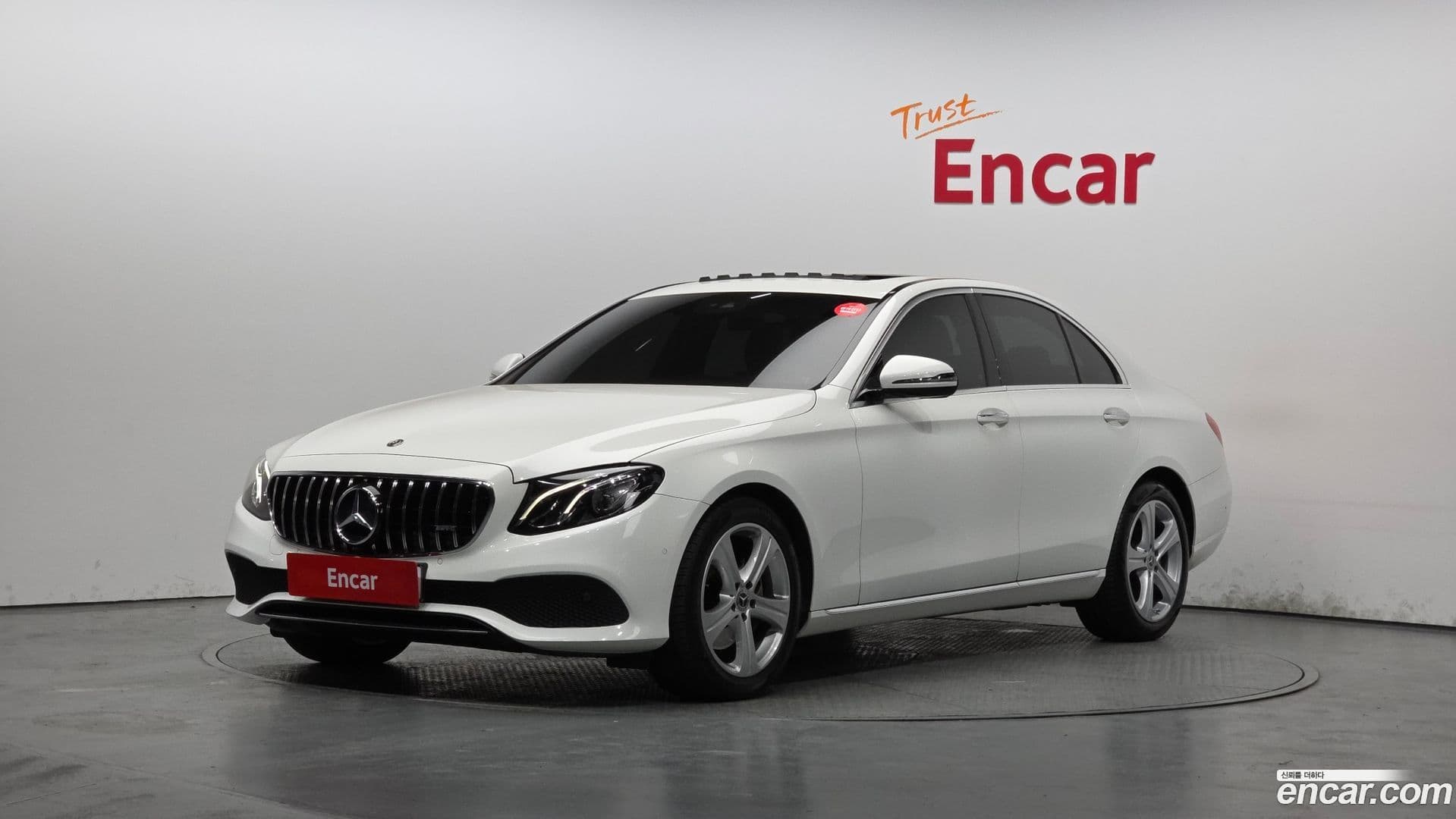 Main__Slider__Photo:E-Class Mercedes-Benz 2018.5-0