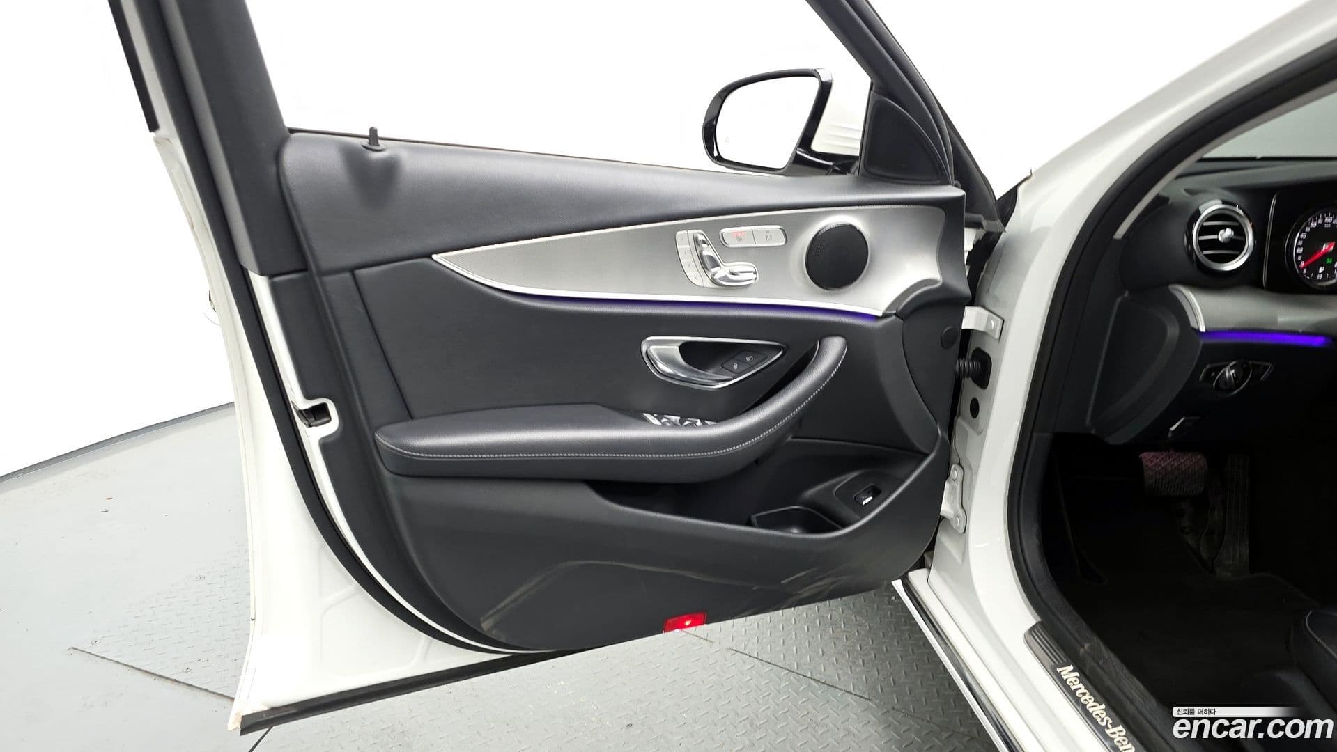 Main__Slider__Photo:E-Class Mercedes-Benz 2018.5-26