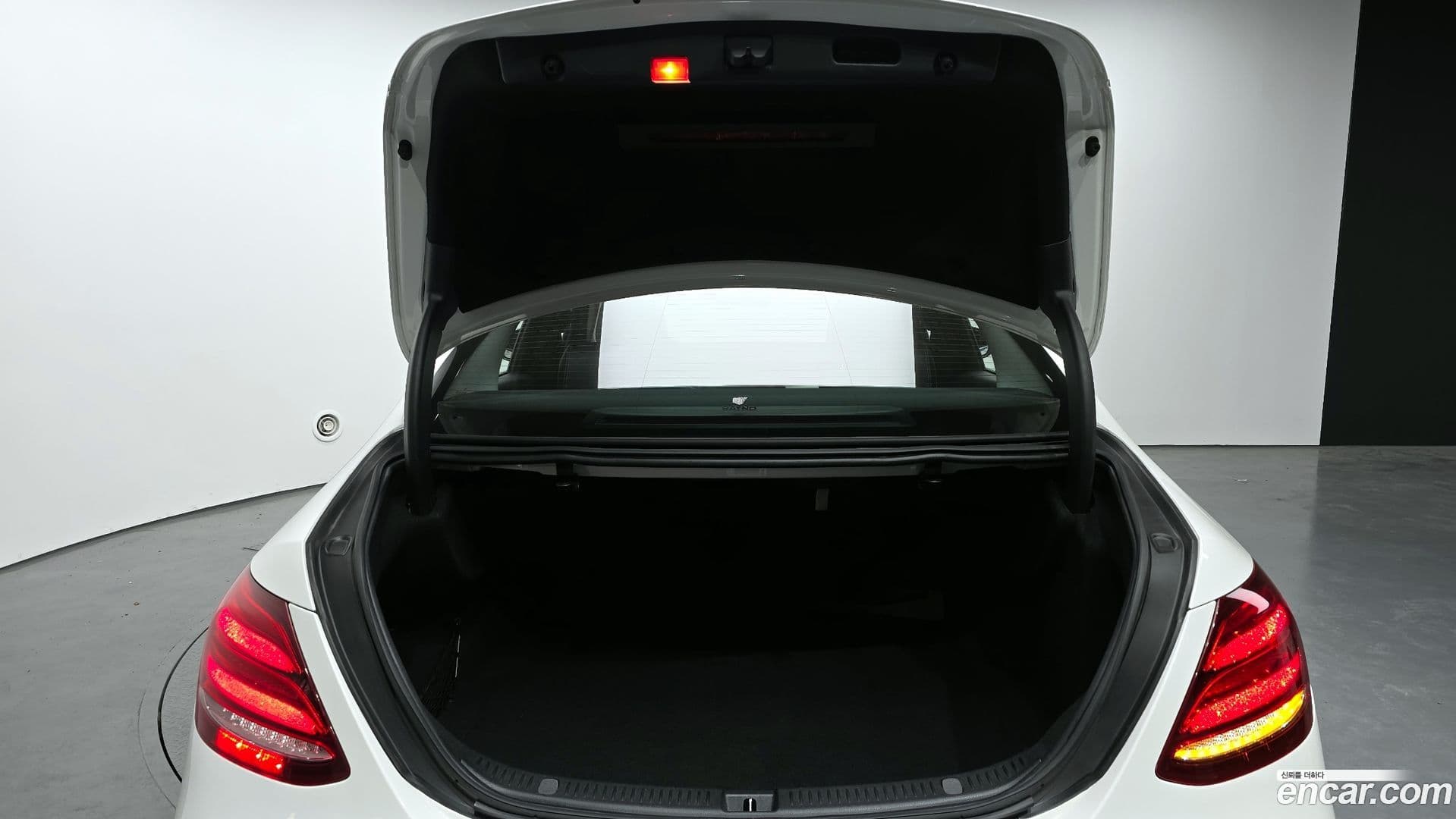 Main__Slider__Photo:E-Class Mercedes-Benz 2018.5-28