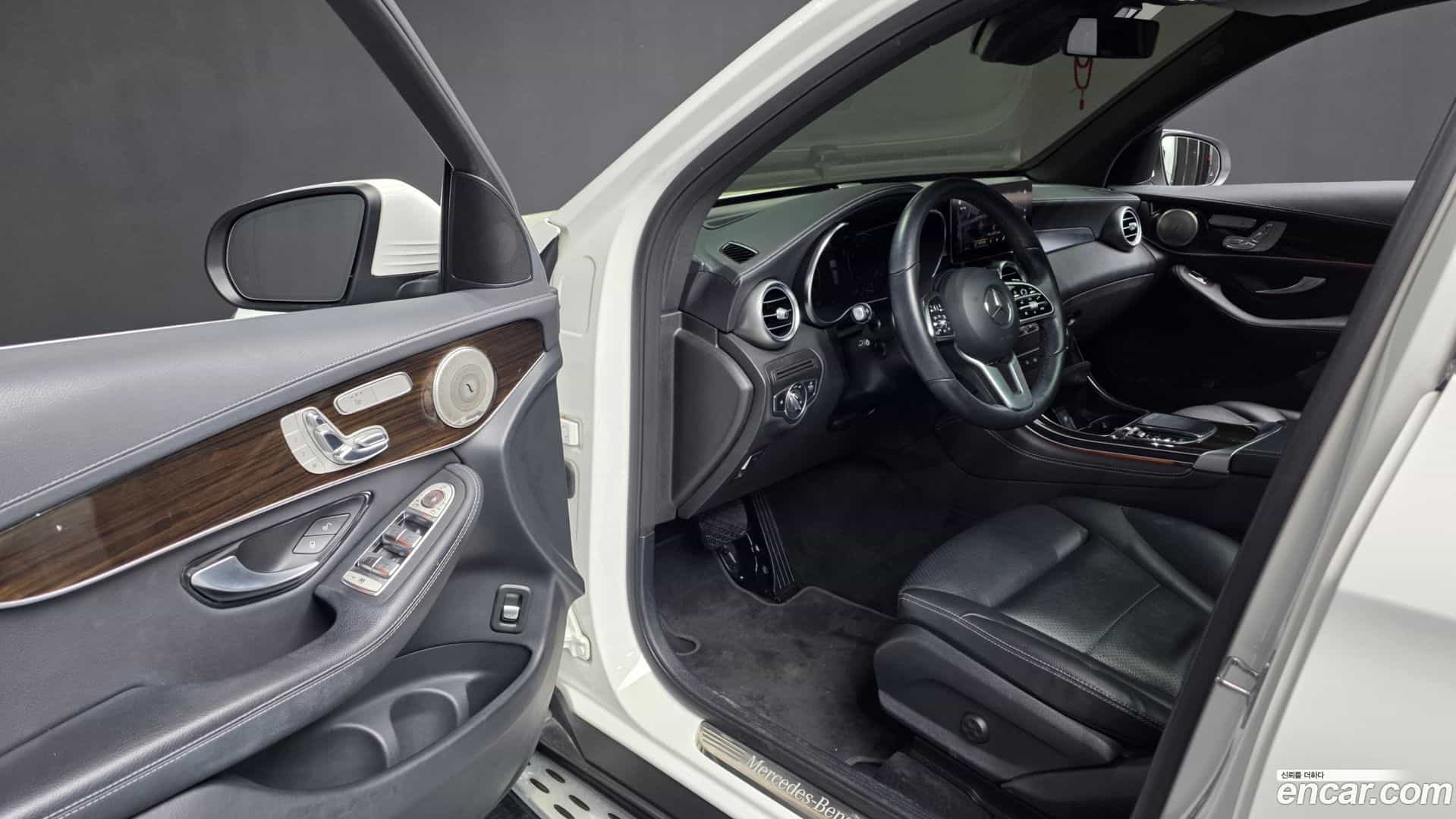 GLC-Class Mercedes-Benz 2020.3-INNER-010