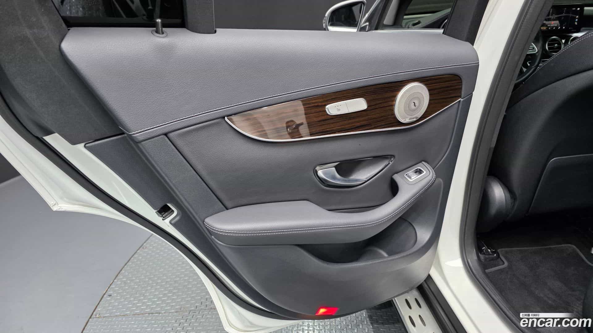 GLC-Class Mercedes-Benz 2020.3-INNER-035