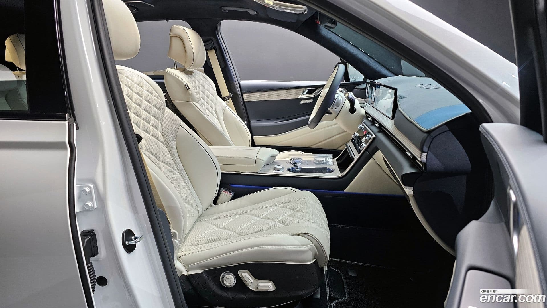 Main__Slider__Photo:GV80 Genesis 2023.10-11