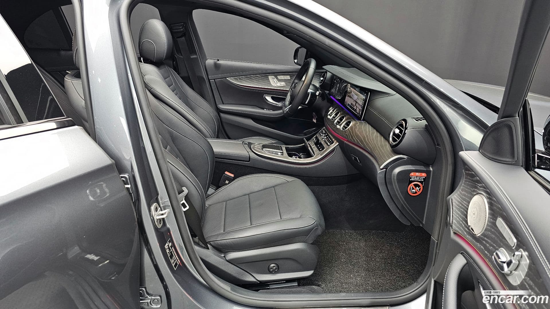 Main__Slider__Photo:E-Class Mercedes-Benz 2023.3-25