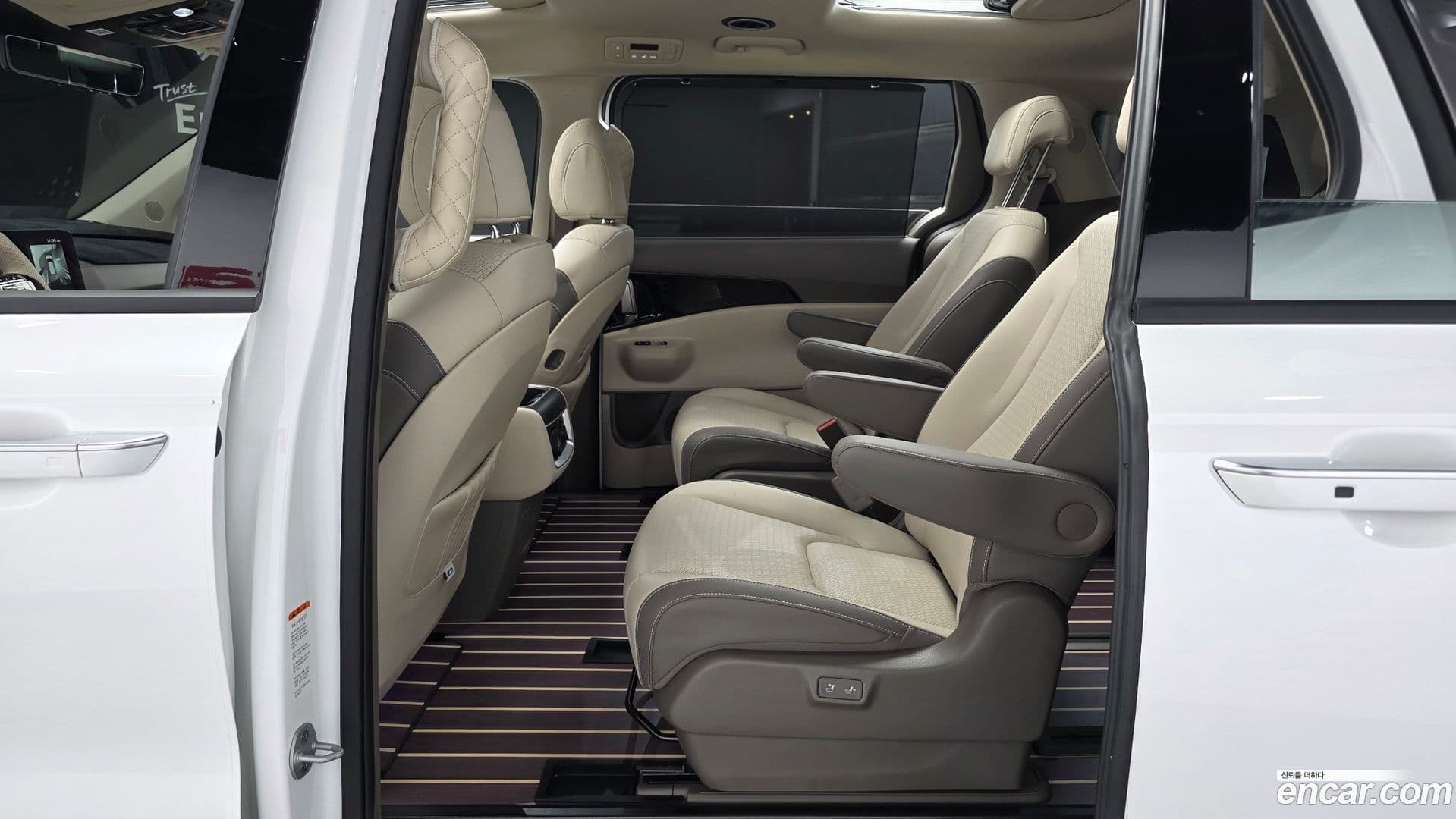 Main__Slider__Photo:Canival Kia 2025.2-10