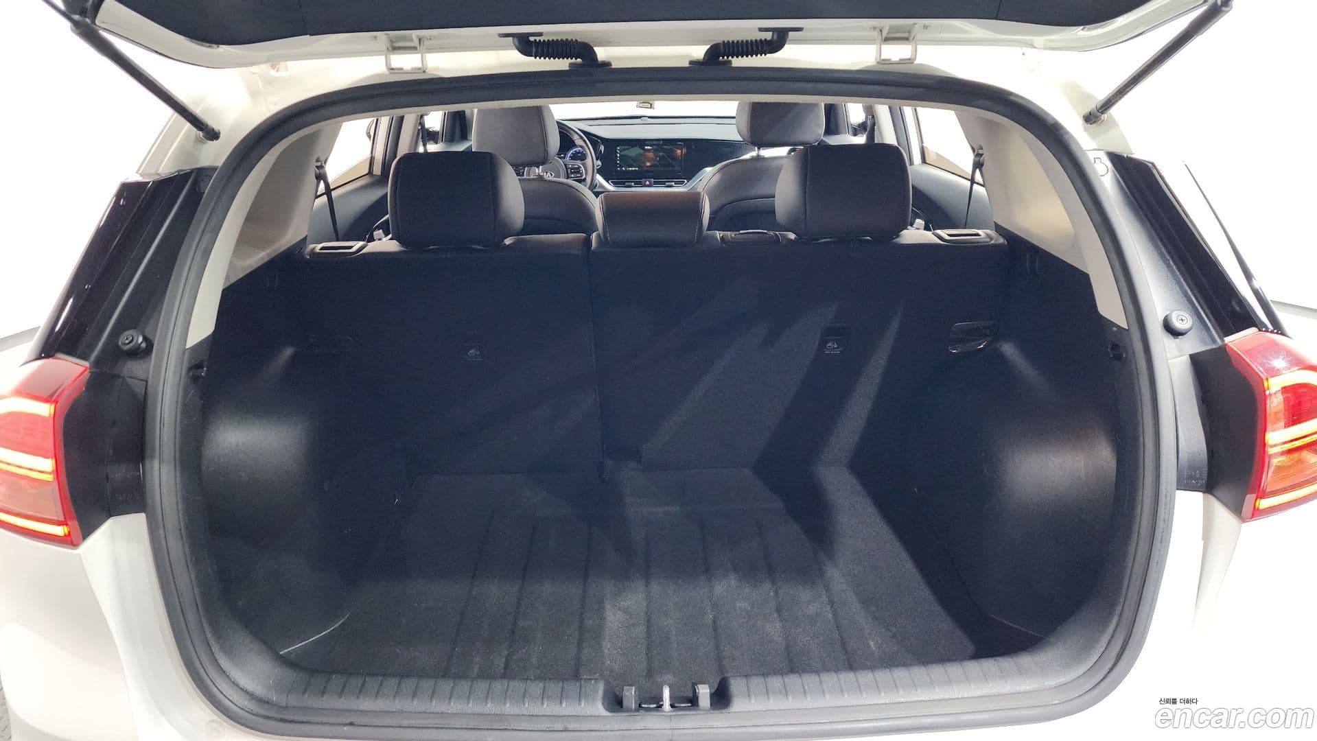Main__Slider__Photo:Niro Kia 2019.3-19