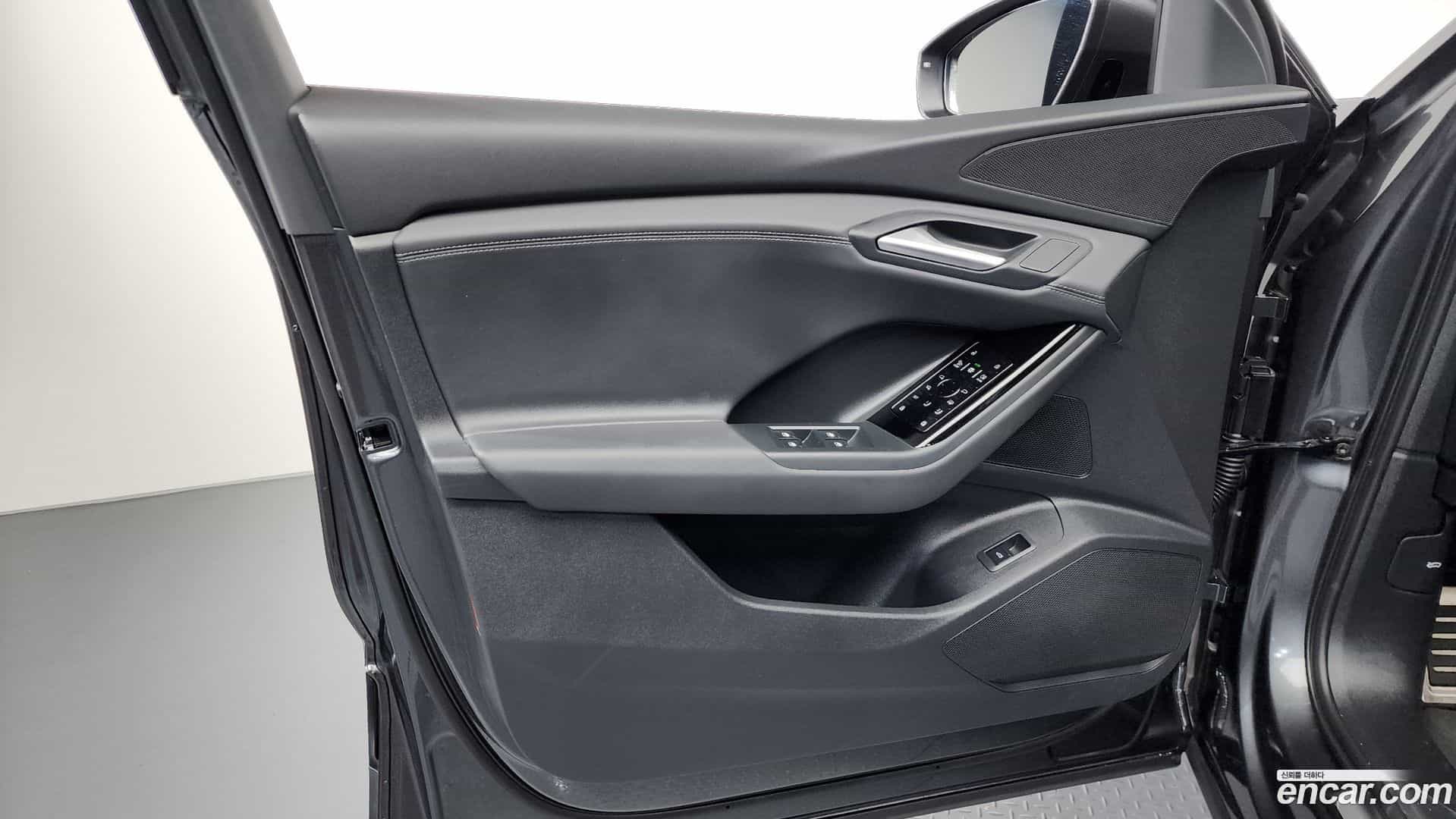 Q6 e-tron Audi 2025.8-INNER-034