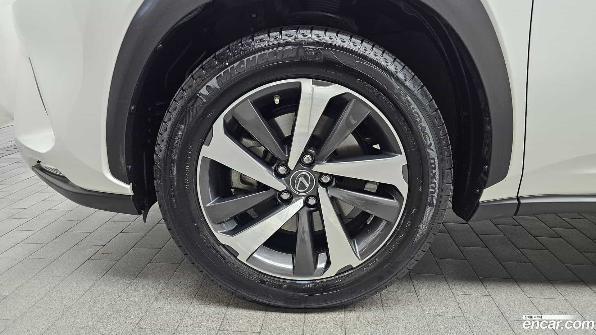 NX Lexus 2017.11-OUTER-005