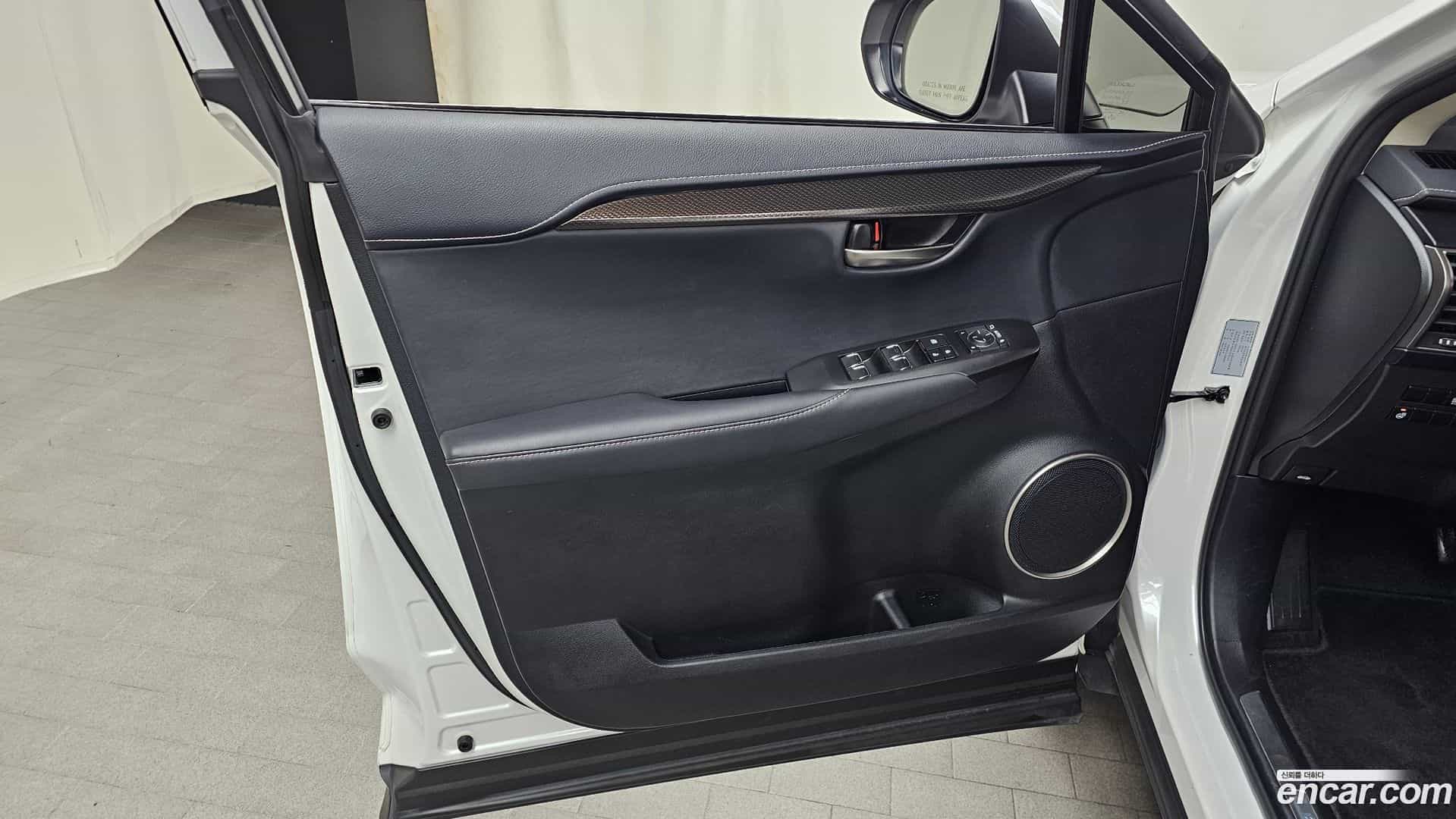 NX Lexus 2017.11-INNER-034