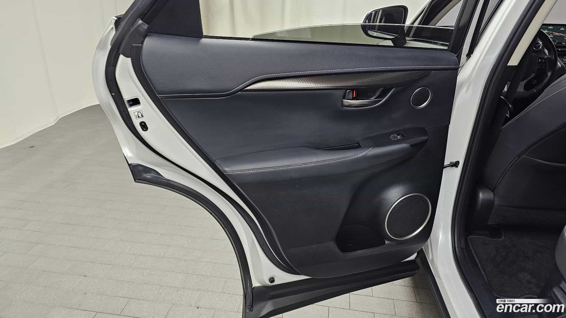 NX Lexus 2017.11-INNER-035