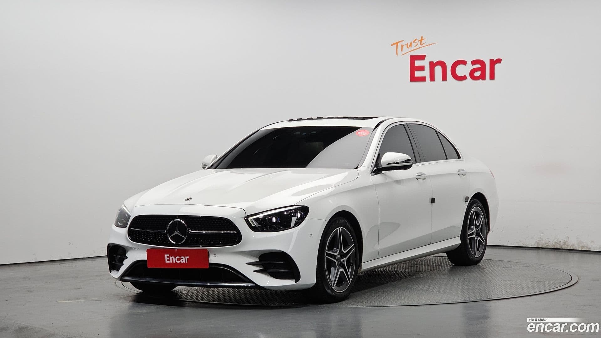 Main__Slider__Photo:E-Class Mercedes-Benz 2023.8-0