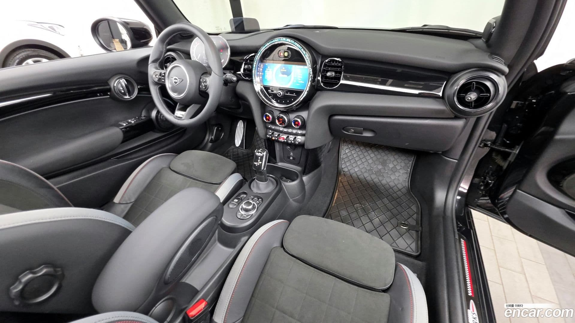 Main__Slider__Photo:Cooper Convertible Mini 2023.1-6