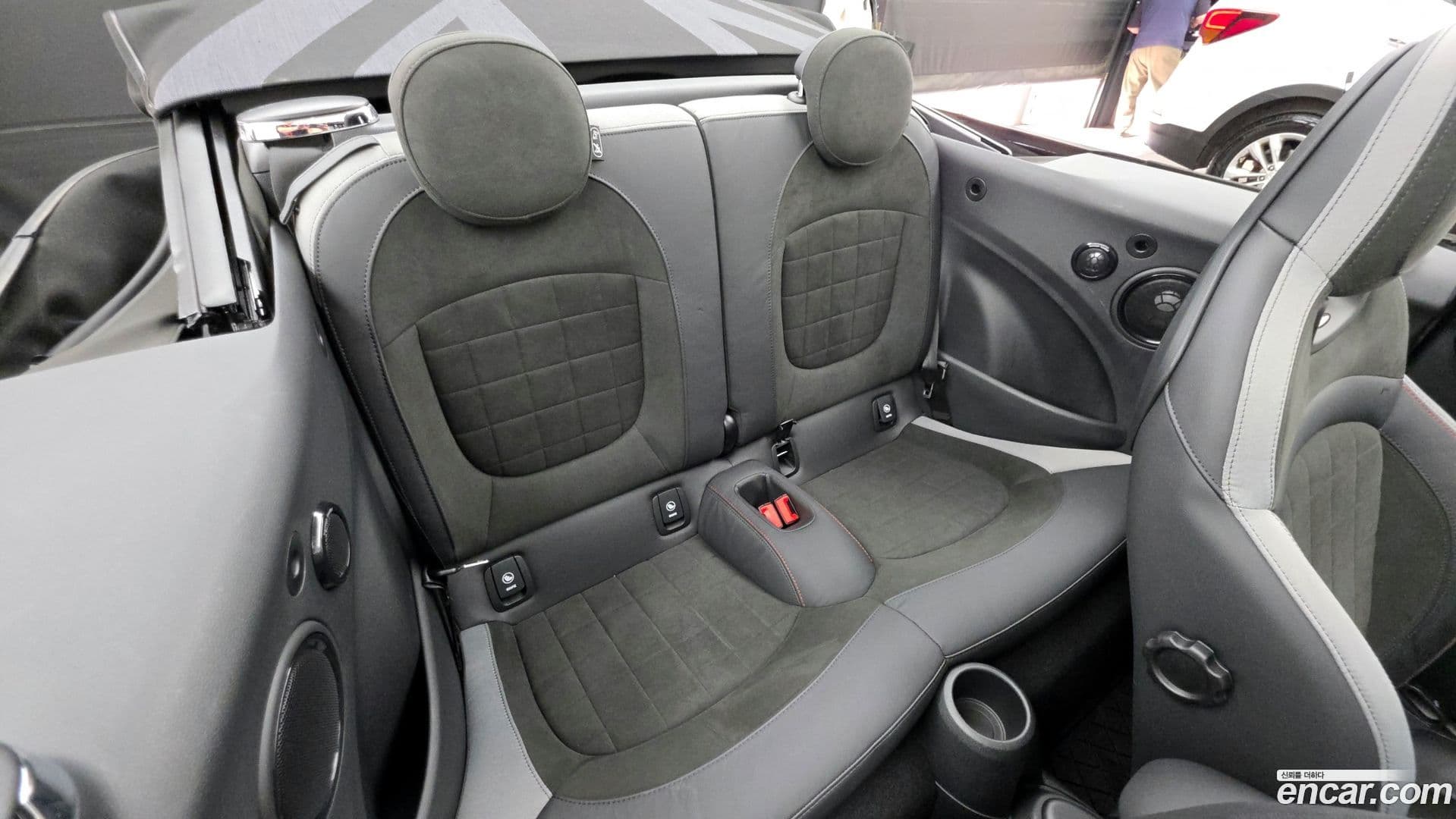 Main__Slider__Photo:Cooper Convertible Mini 2023.1-10