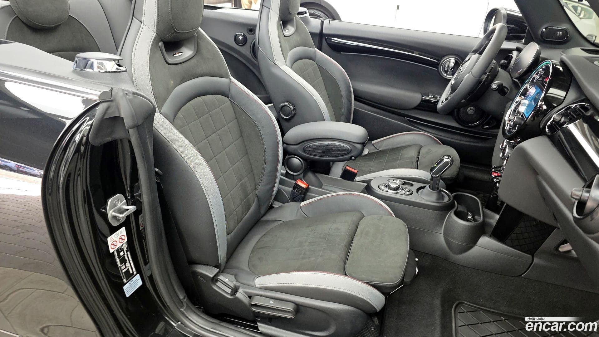 Main__Slider__Photo:Cooper Convertible Mini 2023.1-25