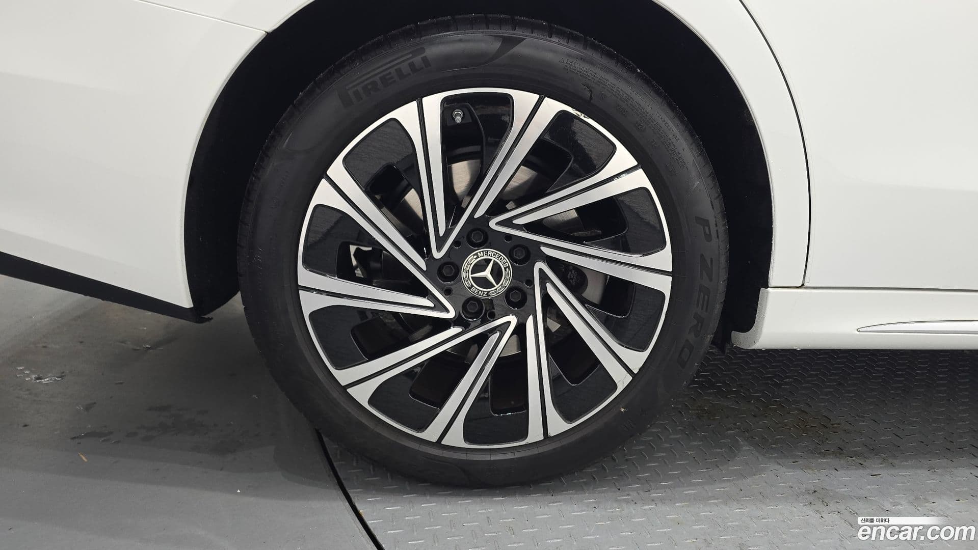 Main__Slider__Photo:E-Class Mercedes-Benz 2024.7-4